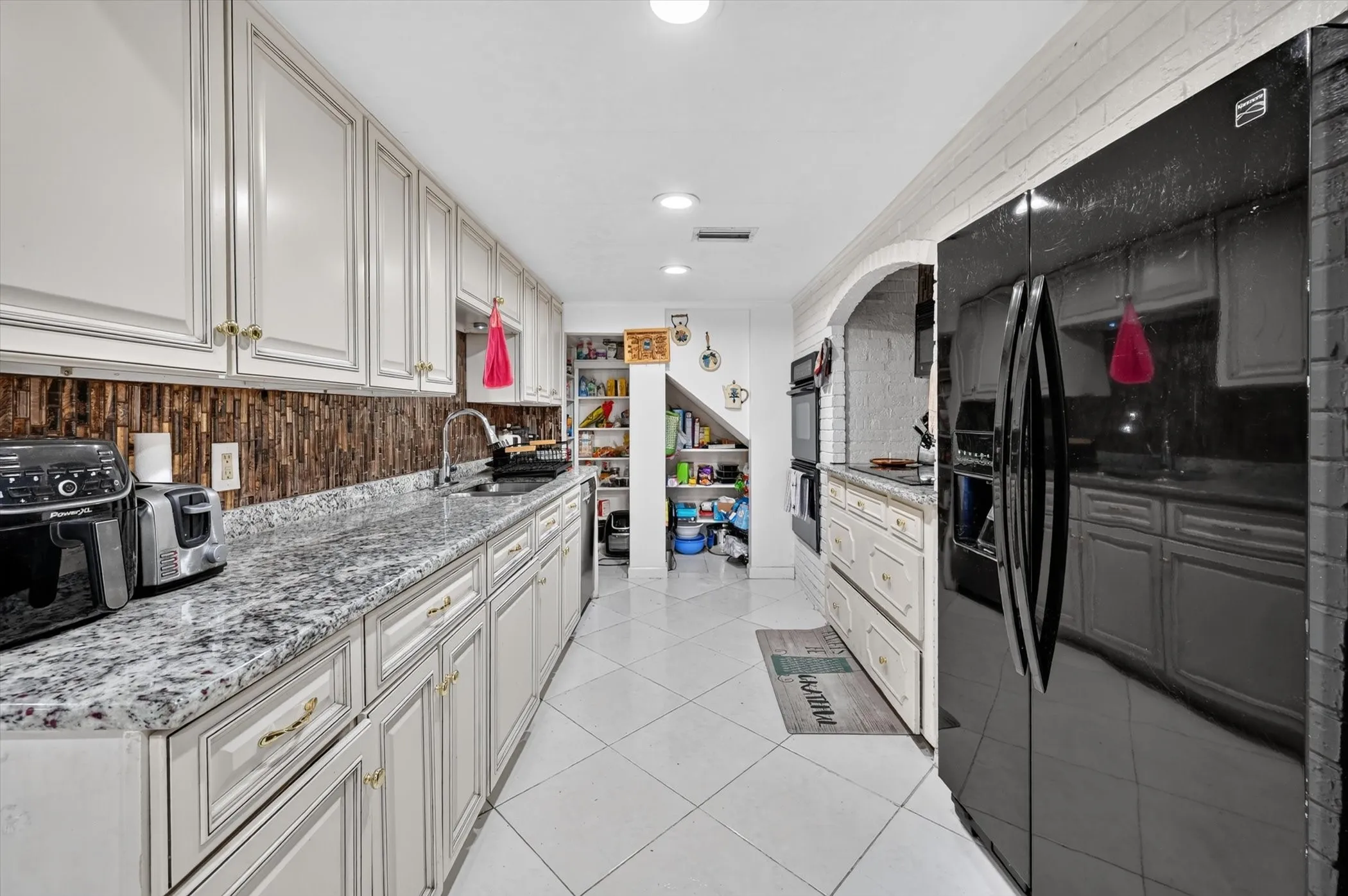Single Family Residence For Sale in Tarrant County , 5716 Maryview Terrace, Haltom City, Texas 76117, 4 Bedroom, 4 Bathroom, Garage spaces, 5,102 Sqft, built in 1967, mls#21326620, Real Estate Agent in Haltom City, Homes For Sale in Tarrant county, Homes For Sale in Haltom City, Realtor in Haltom City Texas, Real Estate Brokerage Independent Realty Texas, Luminita Cordes Realtor