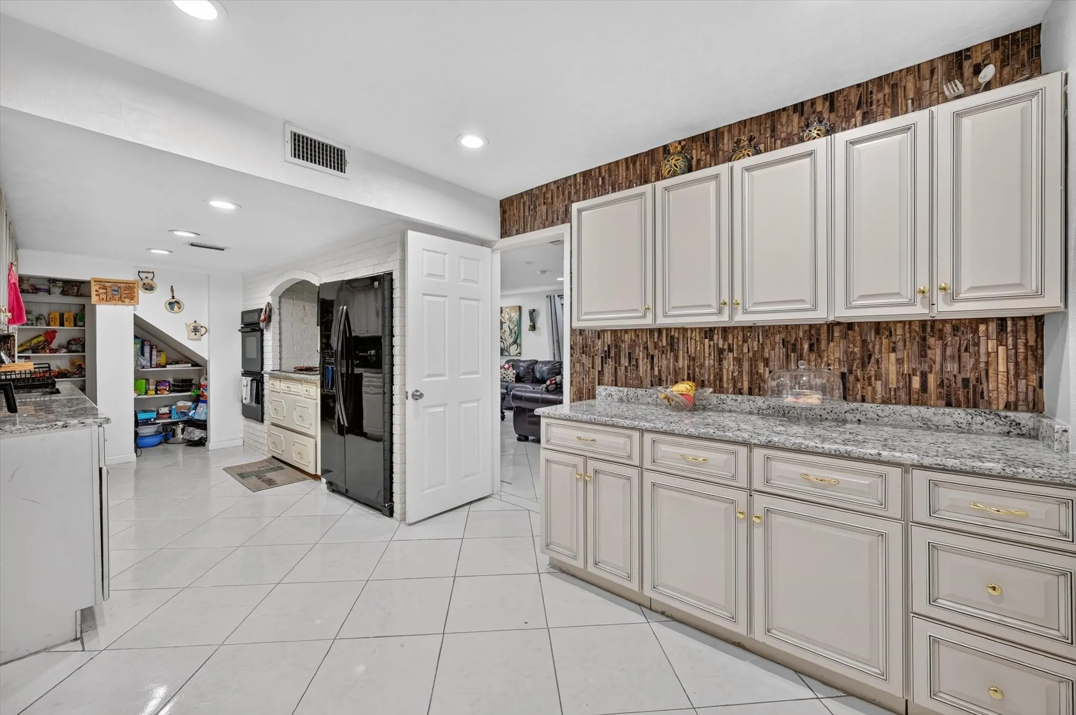 Single Family Residence For Sale in Tarrant County , 5716 Maryview Terrace, Haltom City, Texas 76117, 4 Bedroom, 4 Bathroom, Garage spaces, 5,102 Sqft, built in 1967, mls#21326620, Real Estate Agent in Haltom City, Homes For Sale in Tarrant county, Homes For Sale in Haltom City, Realtor in Haltom City Texas, Real Estate Brokerage Independent Realty Texas, Luminita Cordes Realtor