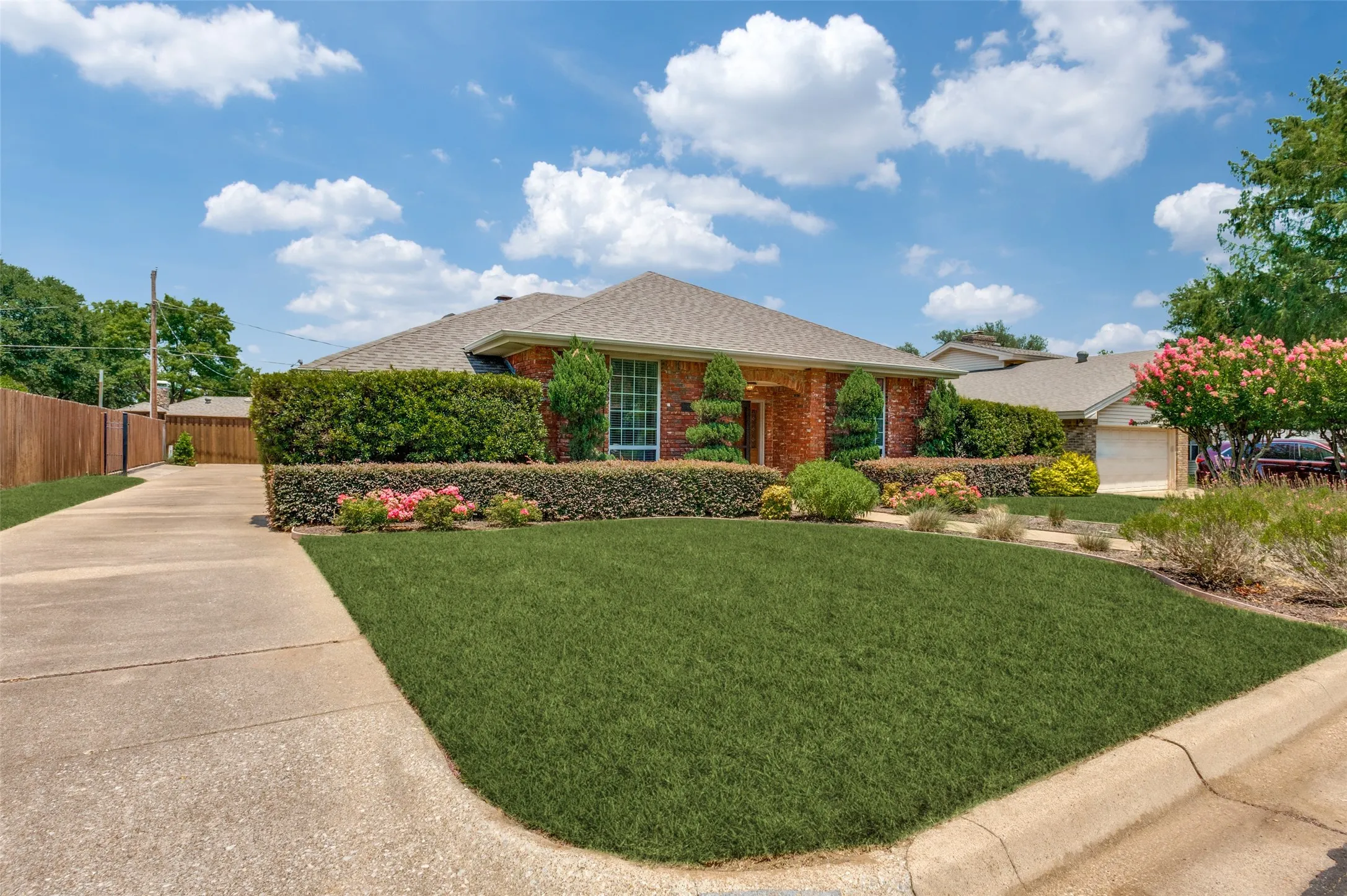 Single Family Residence For Sale in Tarrant County , 1005 De Pauw Drive, Arlington, Texas 76012, 4 Bedroom, 2 Bathroom, 2 Garage spaces, 1,779 Sqft, built in 1977, mls#21328776, Real Estate Agent in Arlington, Homes For Sale in Tarrant county, Homes For Sale in Arlington, Realtor in Arlington Texas, Real Estate Brokerage Independent Realty Texas, Luminita Cordes Realtor