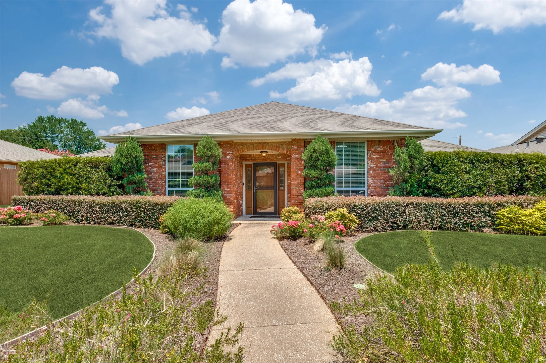 Single Family Residence For Sale in Tarrant County , 1005 De Pauw Drive, Arlington, Texas 76012, 4 Bedroom, 2 Bathroom, 2 Garage spaces, 1,779 Sqft, built in 1977, mls#21328776, Real Estate Agent in Arlington, Homes For Sale in Tarrant county, Homes For Sale in Arlington, Realtor in Arlington Texas, Real Estate Brokerage Independent Realty Texas, Luminita Cordes Realtor