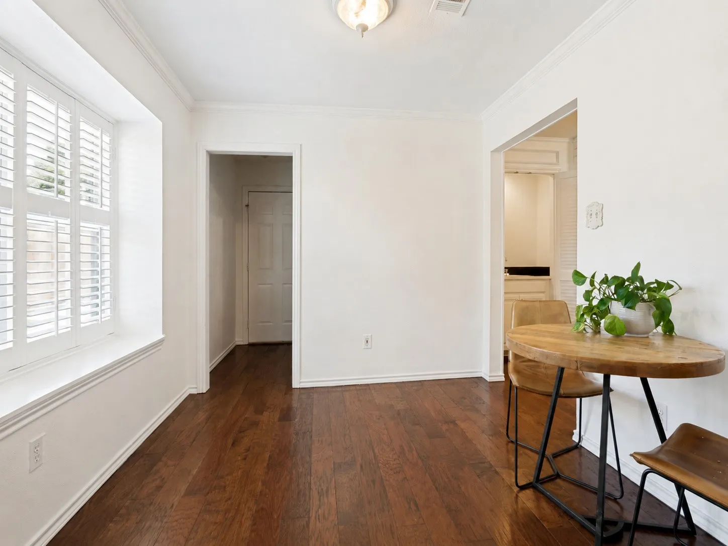 Single Family Residence For Sale in Tarrant County , 1005 De Pauw Drive, Arlington, Texas 76012, 4 Bedroom, 2 Bathroom, 2 Garage spaces, 1,779 Sqft, built in 1977, mls#21328776, Real Estate Agent in Arlington, Homes For Sale in Tarrant county, Homes For Sale in Arlington, Realtor in Arlington Texas, Real Estate Brokerage Independent Realty Texas, Luminita Cordes Realtor