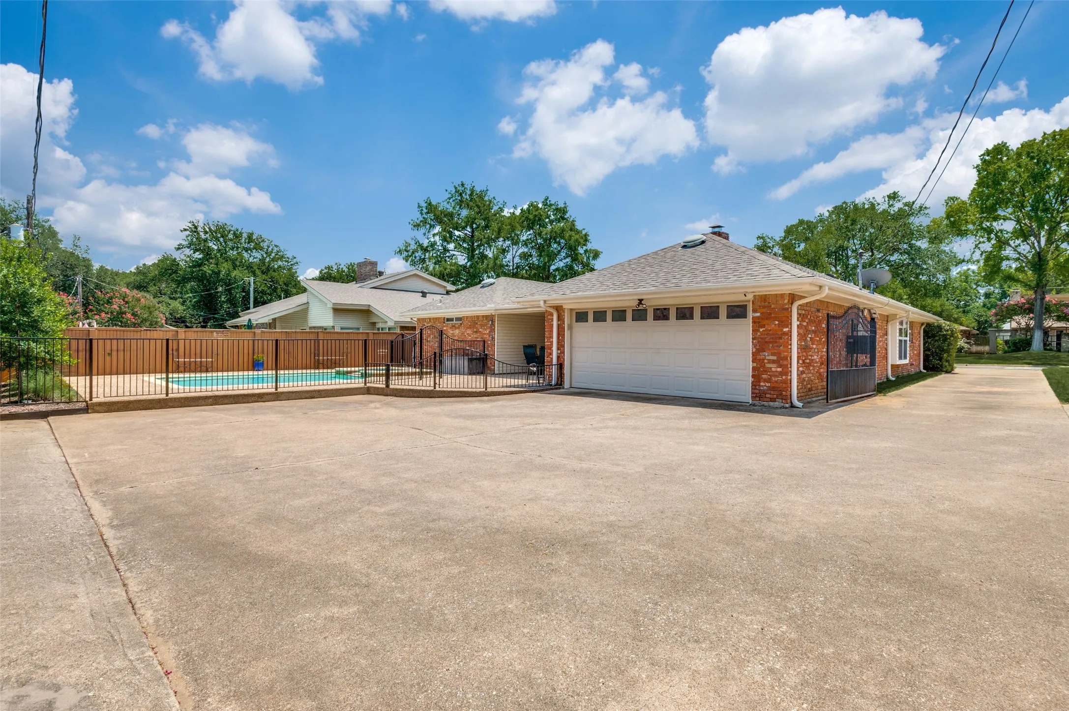 Single Family Residence For Sale in Tarrant County , 1005 De Pauw Drive, Arlington, Texas 76012, 4 Bedroom, 2 Bathroom, 2 Garage spaces, 1,779 Sqft, built in 1977, mls#21328776, Real Estate Agent in Arlington, Homes For Sale in Tarrant county, Homes For Sale in Arlington, Realtor in Arlington Texas, Real Estate Brokerage Independent Realty Texas, Luminita Cordes Realtor