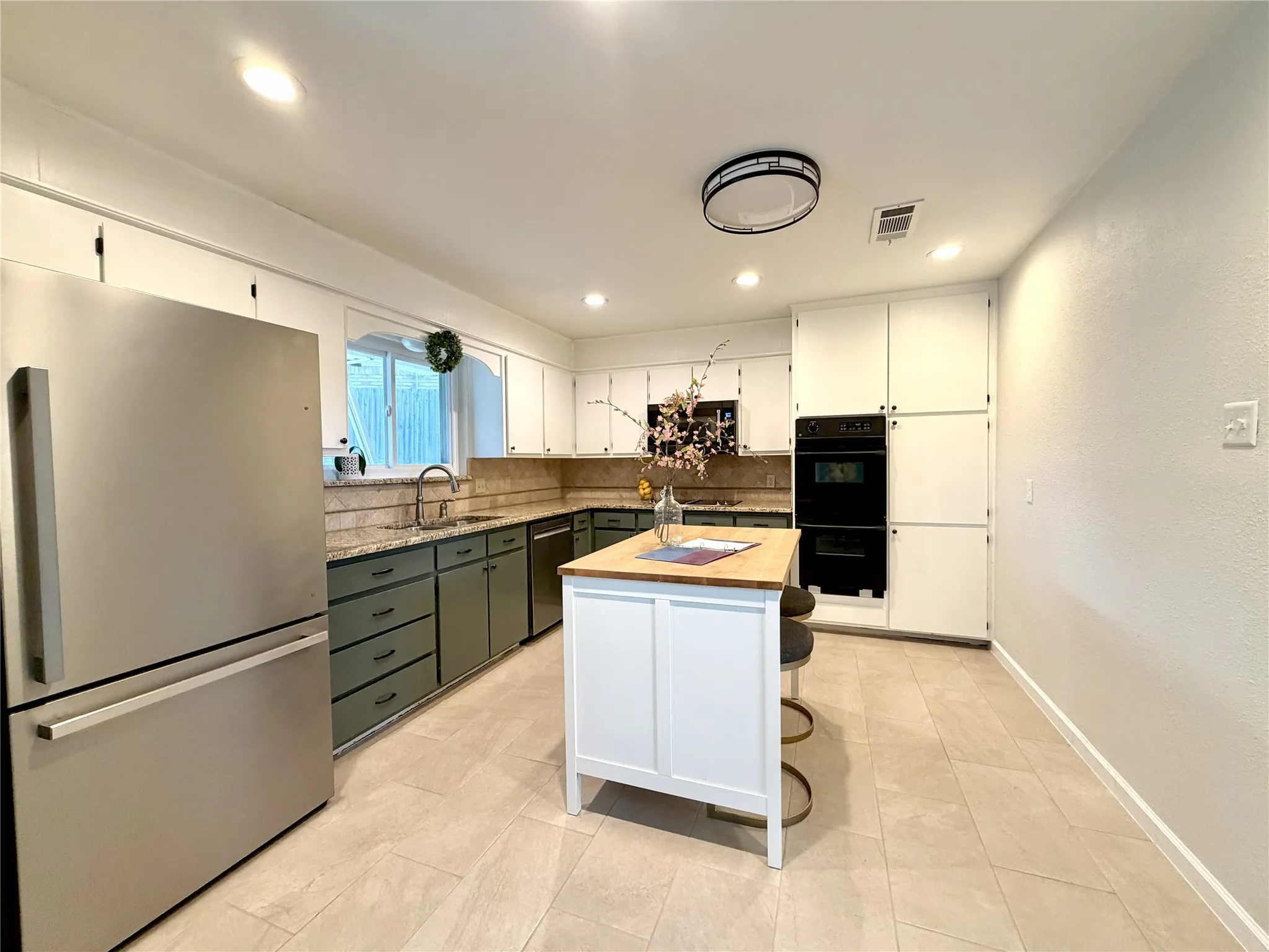 Single Family Residence For Sale in Tarrant County , 5700 Stage Line Drive, Arlington, Texas 76017, 3 Bedroom, 2 Bathroom, 2 Garage spaces, 1,834 Sqft, built in 1977, mls#21328813, Real Estate Agent in Arlington, Homes For Sale in Tarrant county, Homes For Sale in Arlington, Realtor in Arlington Texas, Real Estate Brokerage Independent Realty Texas, Luminita Cordes Realtor