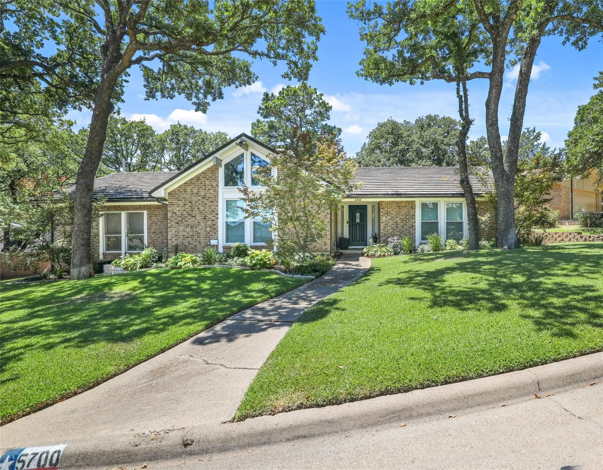 Single Family Residence For Sale in Tarrant County , 5700 Stage Line Drive, Arlington, Texas 76017, 3 Bedroom, 2 Bathroom, 2 Garage spaces, 1,834 Sqft, built in 1977, mls#21328813, Real Estate Agent in Arlington, Homes For Sale in Tarrant county, Homes For Sale in Arlington, Realtor in Arlington Texas, Real Estate Brokerage Independent Realty Texas, Luminita Cordes Realtor