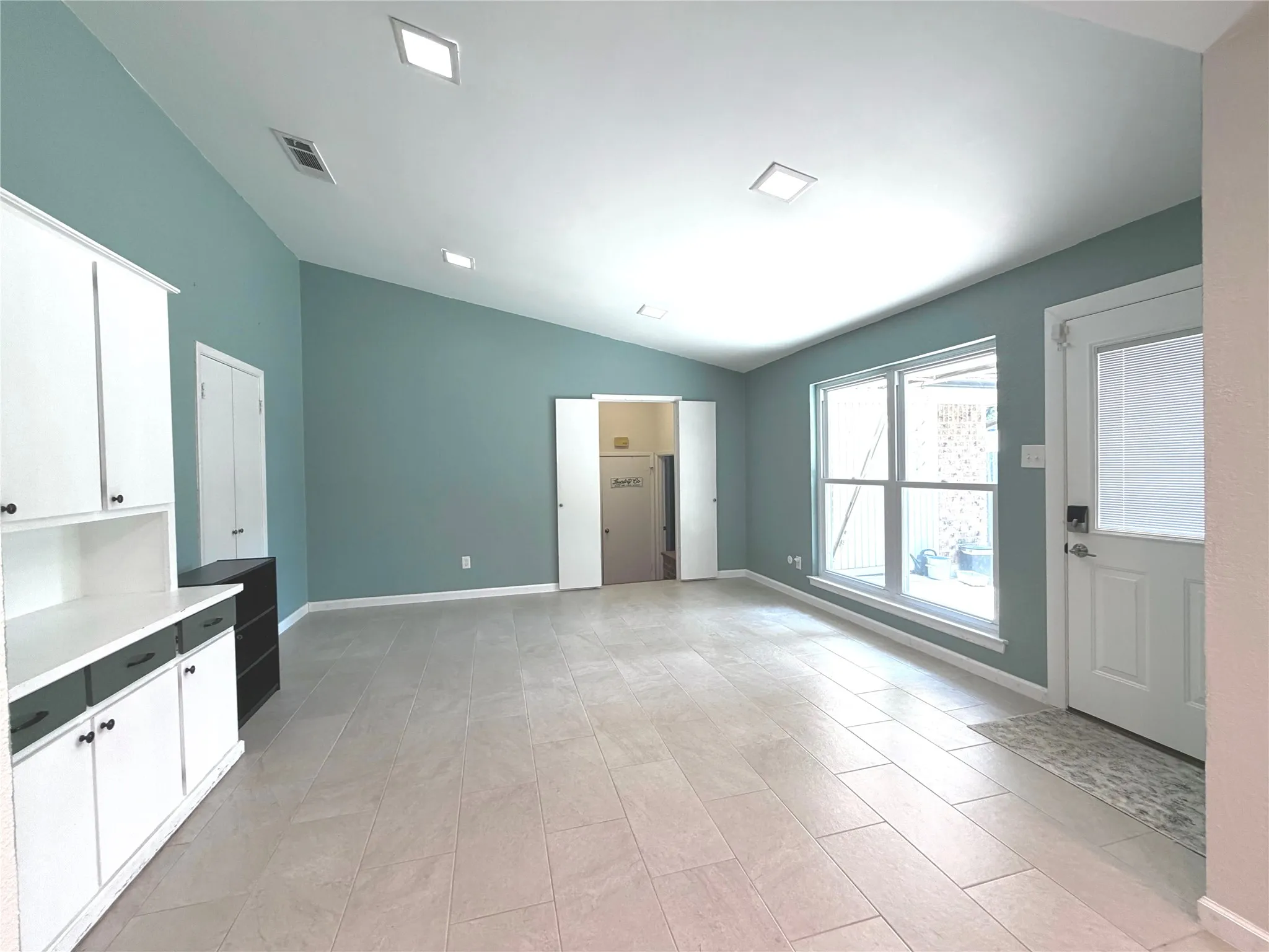Single Family Residence For Sale in Tarrant County , 5700 Stage Line Drive, Arlington, Texas 76017, 3 Bedroom, 2 Bathroom, 2 Garage spaces, 1,834 Sqft, built in 1977, mls#21328813, Real Estate Agent in Arlington, Homes For Sale in Tarrant county, Homes For Sale in Arlington, Realtor in Arlington Texas, Real Estate Brokerage Independent Realty Texas, Luminita Cordes Realtor