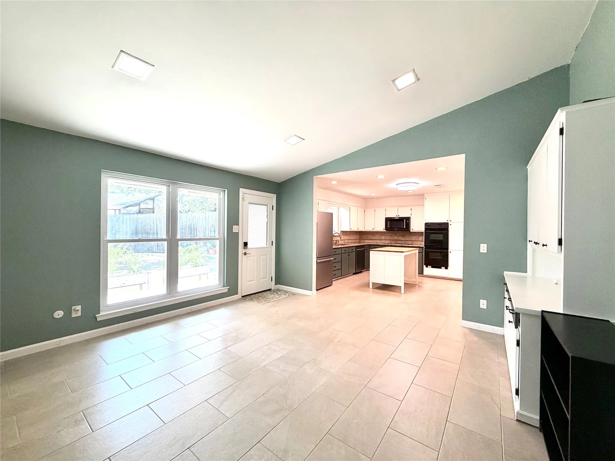 Single Family Residence For Sale in Tarrant County , 5700 Stage Line Drive, Arlington, Texas 76017, 3 Bedroom, 2 Bathroom, 2 Garage spaces, 1,834 Sqft, built in 1977, mls#21328813, Real Estate Agent in Arlington, Homes For Sale in Tarrant county, Homes For Sale in Arlington, Realtor in Arlington Texas, Real Estate Brokerage Independent Realty Texas, Luminita Cordes Realtor