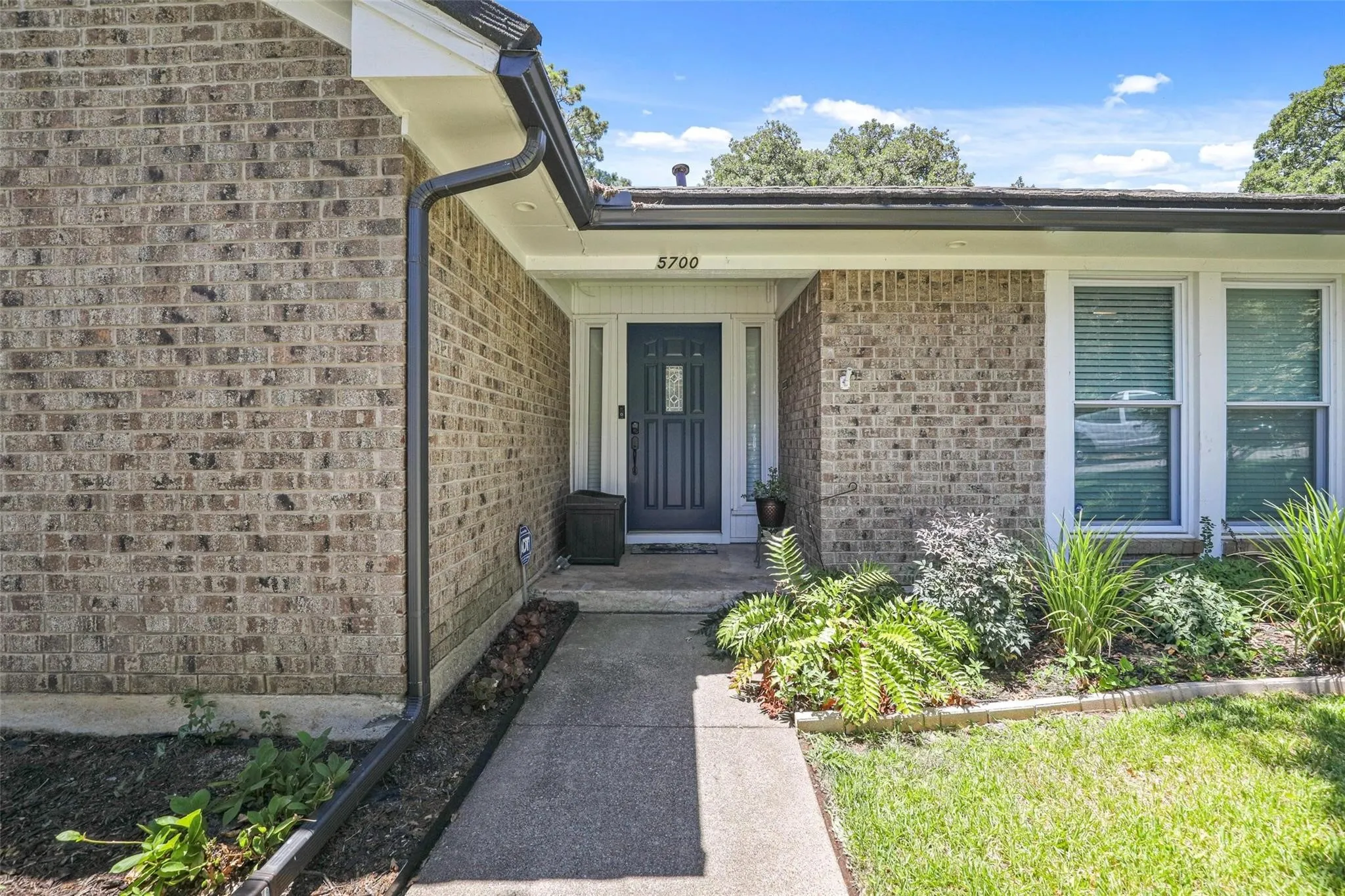 Single Family Residence For Sale in Tarrant County , 5700 Stage Line Drive, Arlington, Texas 76017, 3 Bedroom, 2 Bathroom, 2 Garage spaces, 1,834 Sqft, built in 1977, mls#21328813, Real Estate Agent in Arlington, Homes For Sale in Tarrant county, Homes For Sale in Arlington, Realtor in Arlington Texas, Real Estate Brokerage Independent Realty Texas, Luminita Cordes Realtor