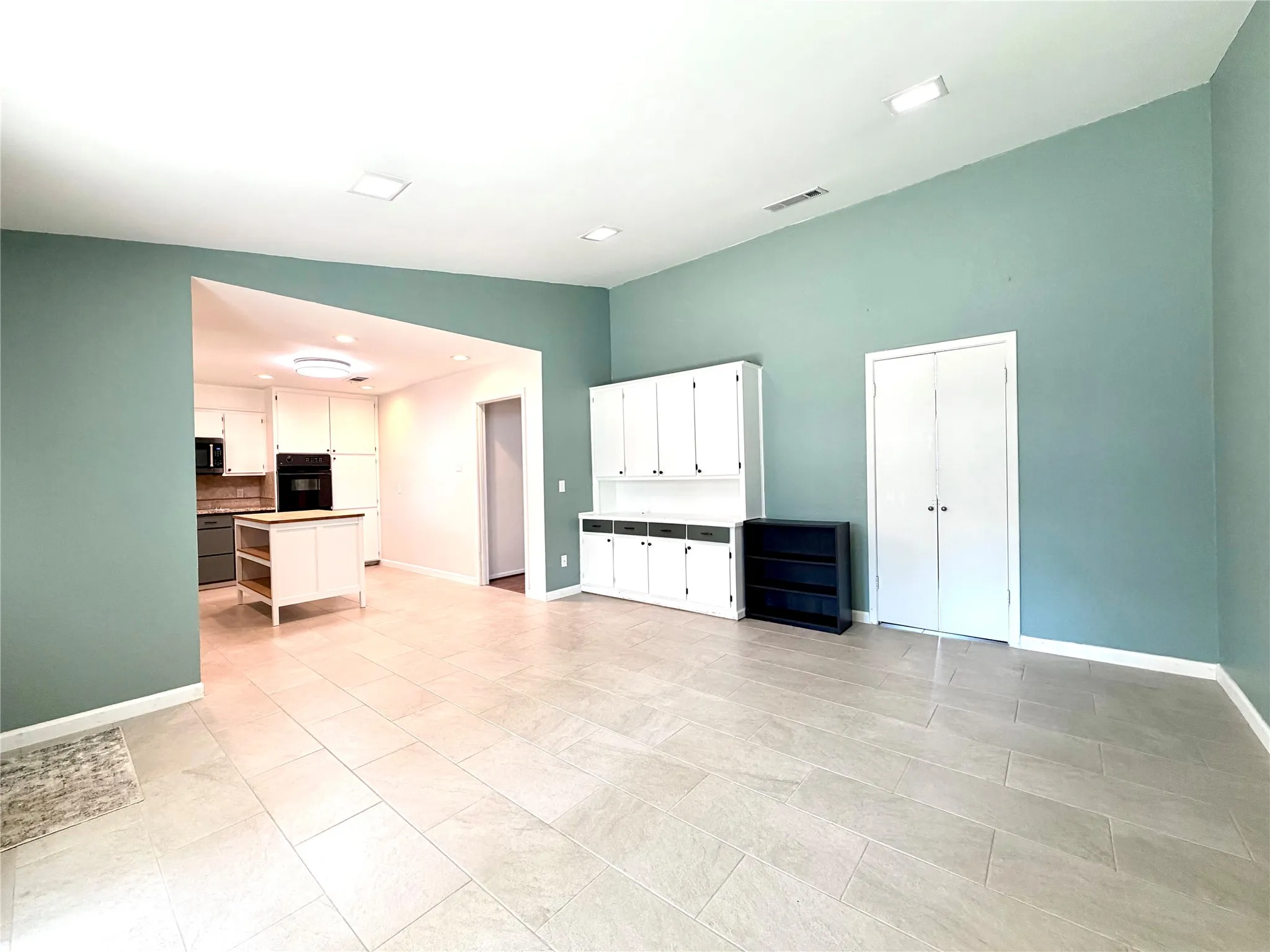 Single Family Residence For Sale in Tarrant County , 5700 Stage Line Drive, Arlington, Texas 76017, 3 Bedroom, 2 Bathroom, 2 Garage spaces, 1,834 Sqft, built in 1977, mls#21328813, Real Estate Agent in Arlington, Homes For Sale in Tarrant county, Homes For Sale in Arlington, Realtor in Arlington Texas, Real Estate Brokerage Independent Realty Texas, Luminita Cordes Realtor