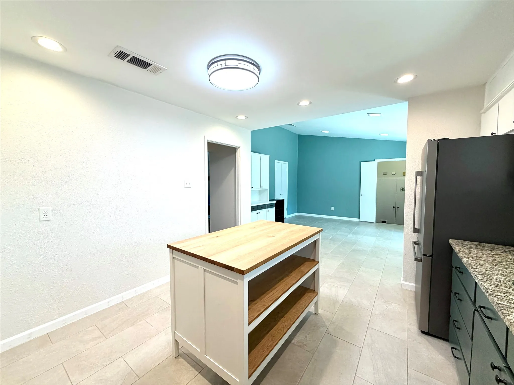 Single Family Residence For Sale in Tarrant County , 5700 Stage Line Drive, Arlington, Texas 76017, 3 Bedroom, 2 Bathroom, 2 Garage spaces, 1,834 Sqft, built in 1977, mls#21328813, Real Estate Agent in Arlington, Homes For Sale in Tarrant county, Homes For Sale in Arlington, Realtor in Arlington Texas, Real Estate Brokerage Independent Realty Texas, Luminita Cordes Realtor