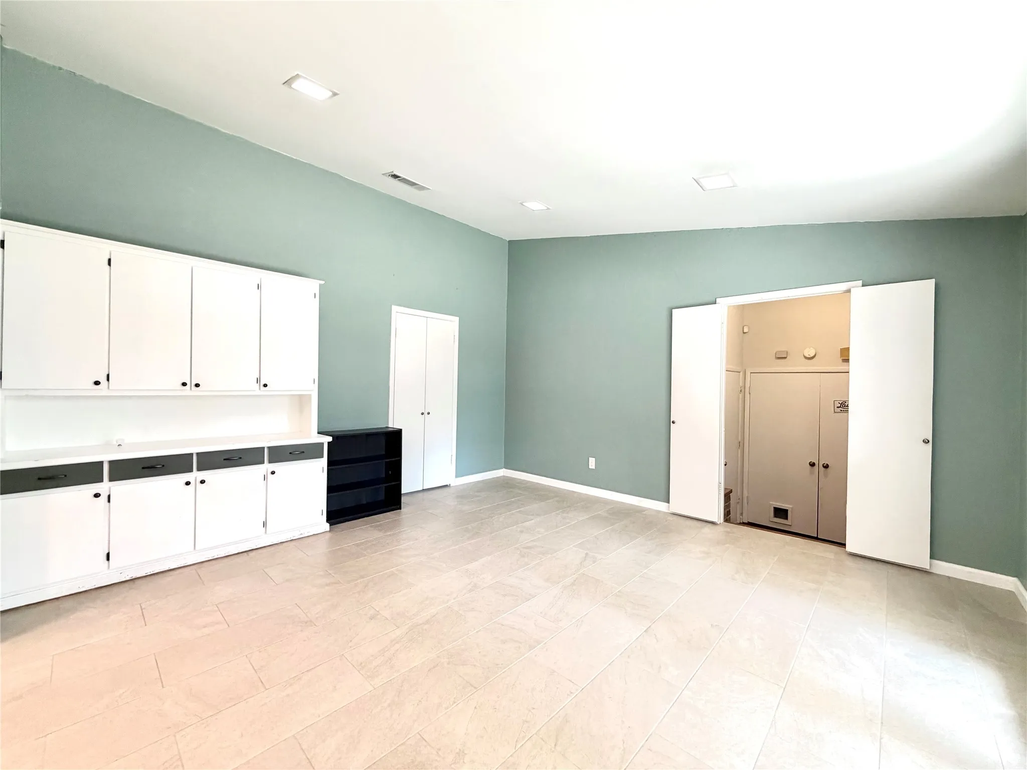 Single Family Residence For Sale in Tarrant County , 5700 Stage Line Drive, Arlington, Texas 76017, 3 Bedroom, 2 Bathroom, 2 Garage spaces, 1,834 Sqft, built in 1977, mls#21328813, Real Estate Agent in Arlington, Homes For Sale in Tarrant county, Homes For Sale in Arlington, Realtor in Arlington Texas, Real Estate Brokerage Independent Realty Texas, Luminita Cordes Realtor