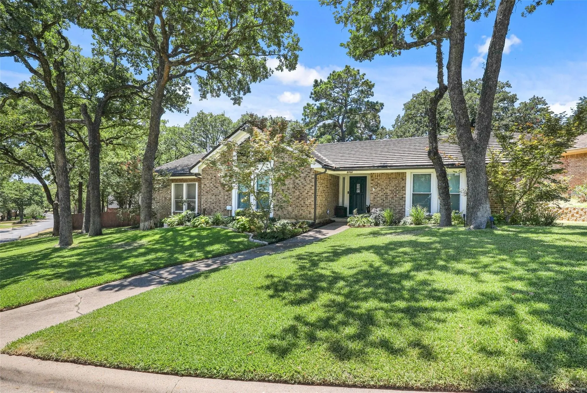 Single Family Residence For Sale in Tarrant County , 5700 Stage Line Drive, Arlington, Texas 76017, 3 Bedroom, 2 Bathroom, 2 Garage spaces, 1,834 Sqft, built in 1977, mls#21328813, Real Estate Agent in Arlington, Homes For Sale in Tarrant county, Homes For Sale in Arlington, Realtor in Arlington Texas, Real Estate Brokerage Independent Realty Texas, Luminita Cordes Realtor