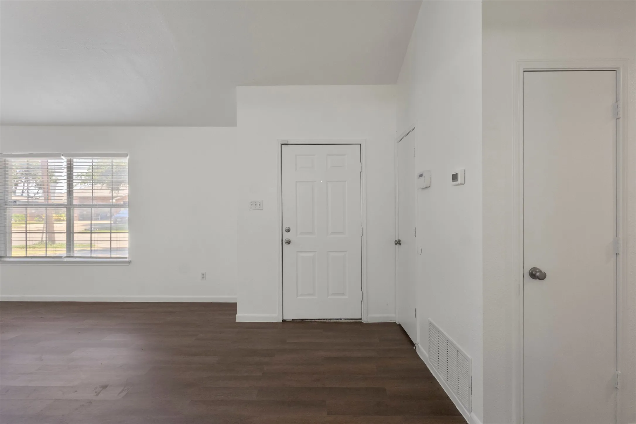 Single Family Residence For Sale in Dallas County , 4650 Mexicana Road, Dallas, Texas 75212, 3 Bedroom, 2 Bathroom, 2 Garage spaces, 1,094 Sqft, built in 2001, mls#21328809, Real Estate Agent in Dallas, Homes For Sale in Dallas county, Homes For Sale in Dallas, Realtor in Dallas Texas, Real Estate Brokerage Independent Realty Texas, Luminita Cordes Realtor