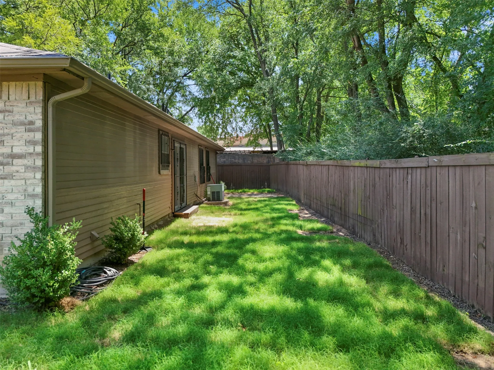 Single Family Residence For Sale in Dallas County , 4650 Mexicana Road, Dallas, Texas 75212, 3 Bedroom, 2 Bathroom, 2 Garage spaces, 1,094 Sqft, built in 2001, mls#21328809, Real Estate Agent in Dallas, Homes For Sale in Dallas county, Homes For Sale in Dallas, Realtor in Dallas Texas, Real Estate Brokerage Independent Realty Texas, Luminita Cordes Realtor