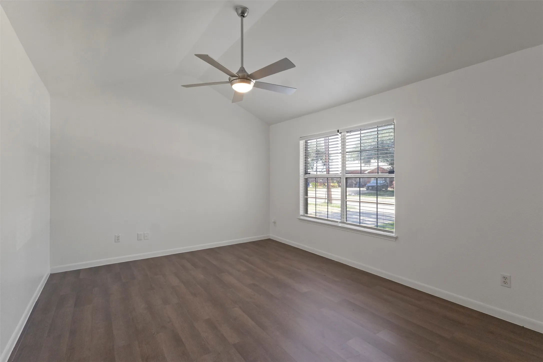 Single Family Residence For Sale in Dallas County , 4650 Mexicana Road, Dallas, Texas 75212, 3 Bedroom, 2 Bathroom, 2 Garage spaces, 1,094 Sqft, built in 2001, mls#21328809, Real Estate Agent in Dallas, Homes For Sale in Dallas county, Homes For Sale in Dallas, Realtor in Dallas Texas, Real Estate Brokerage Independent Realty Texas, Luminita Cordes Realtor