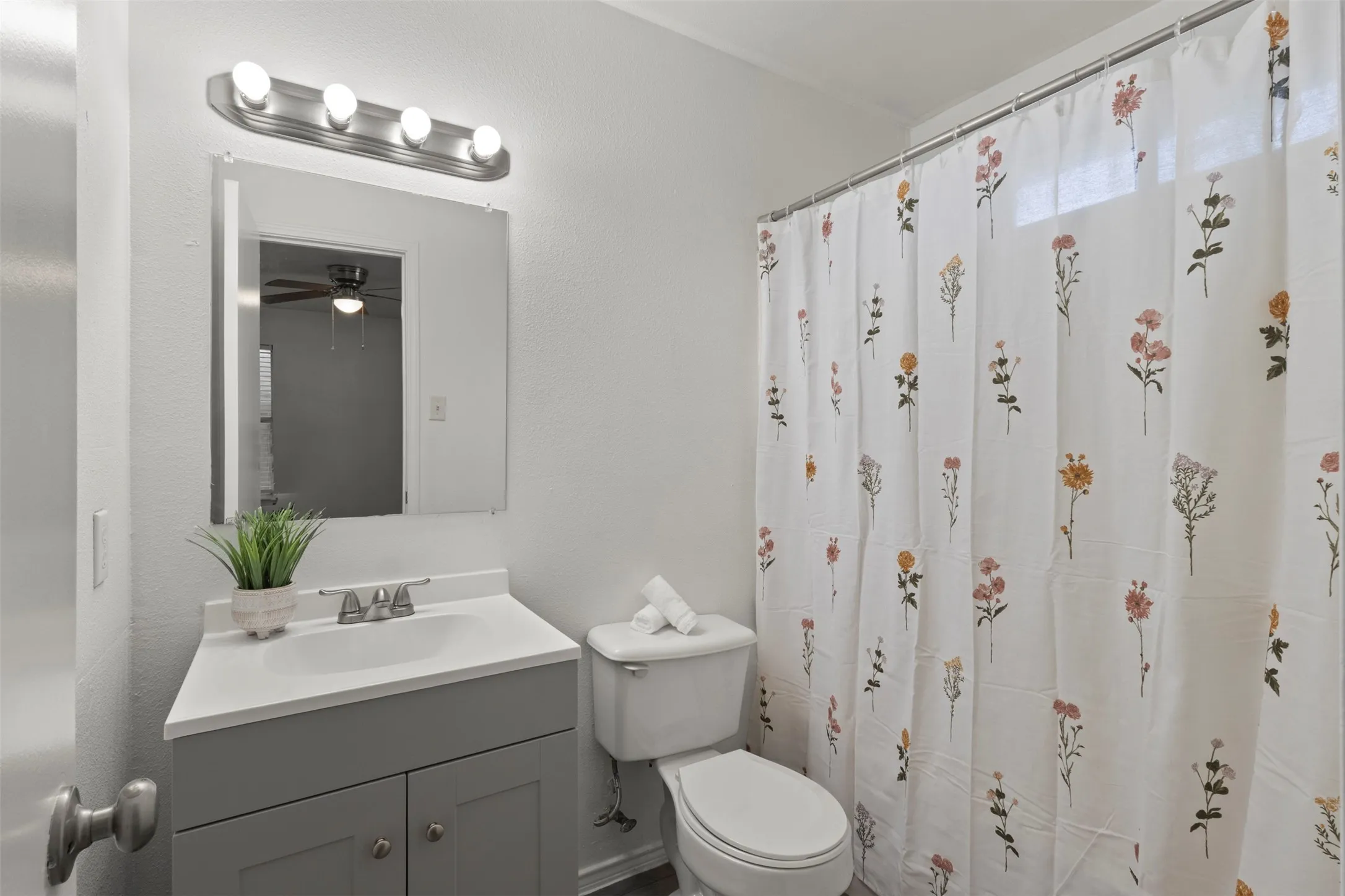Single Family Residence For Sale in Dallas County , 4650 Mexicana Road, Dallas, Texas 75212, 3 Bedroom, 2 Bathroom, 2 Garage spaces, 1,094 Sqft, built in 2001, mls#21328809, Real Estate Agent in Dallas, Homes For Sale in Dallas county, Homes For Sale in Dallas, Realtor in Dallas Texas, Real Estate Brokerage Independent Realty Texas, Luminita Cordes Realtor