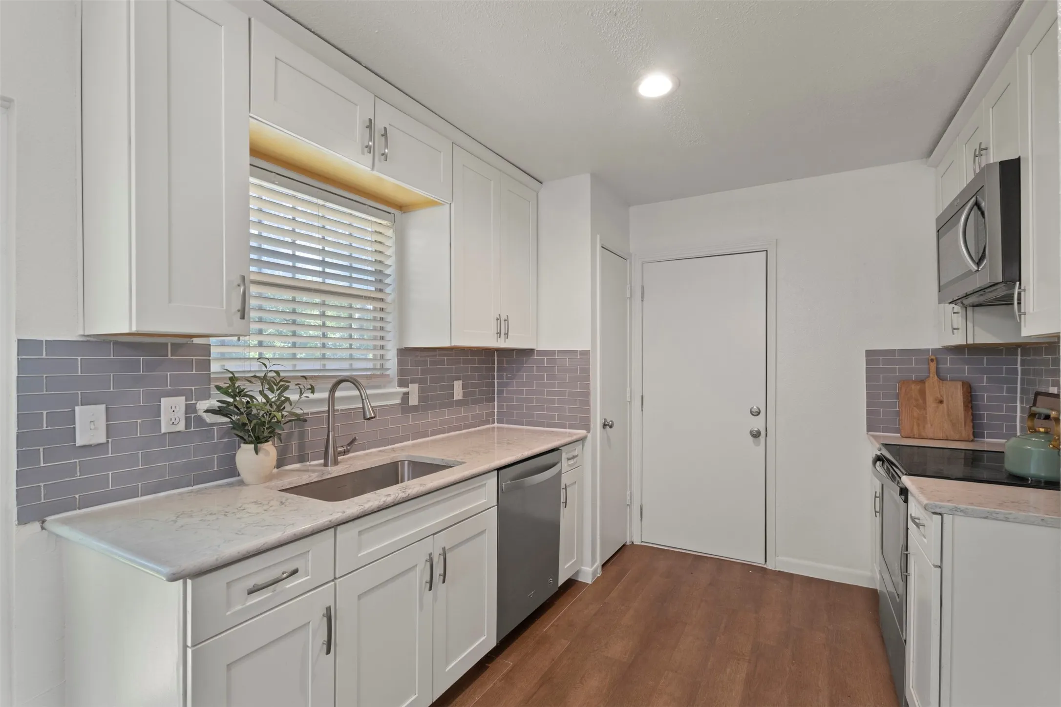 Single Family Residence For Sale in Dallas County , 4650 Mexicana Road, Dallas, Texas 75212, 3 Bedroom, 2 Bathroom, 2 Garage spaces, 1,094 Sqft, built in 2001, mls#21328809, Real Estate Agent in Dallas, Homes For Sale in Dallas county, Homes For Sale in Dallas, Realtor in Dallas Texas, Real Estate Brokerage Independent Realty Texas, Luminita Cordes Realtor