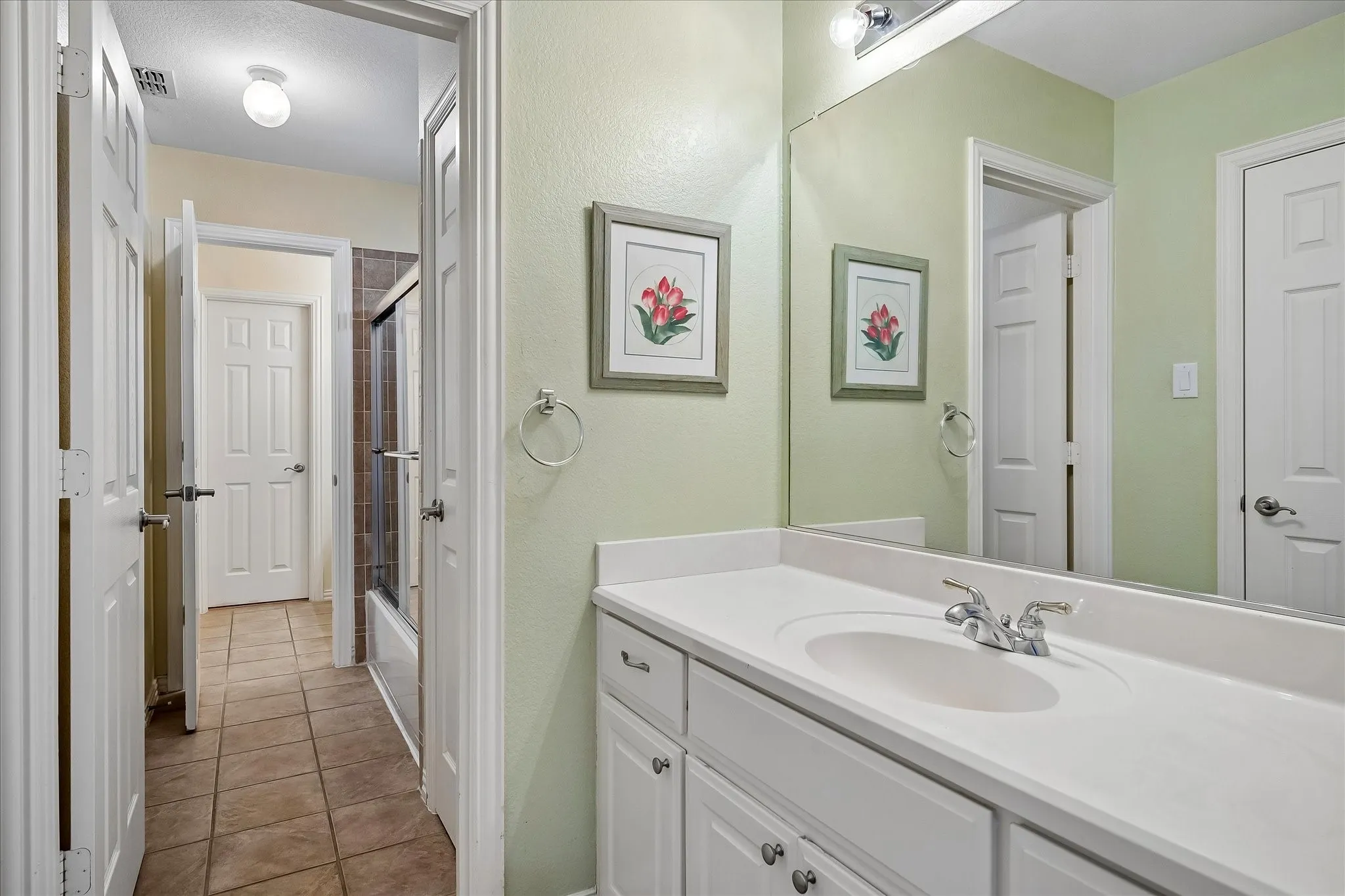 2nd floor full bathroom
