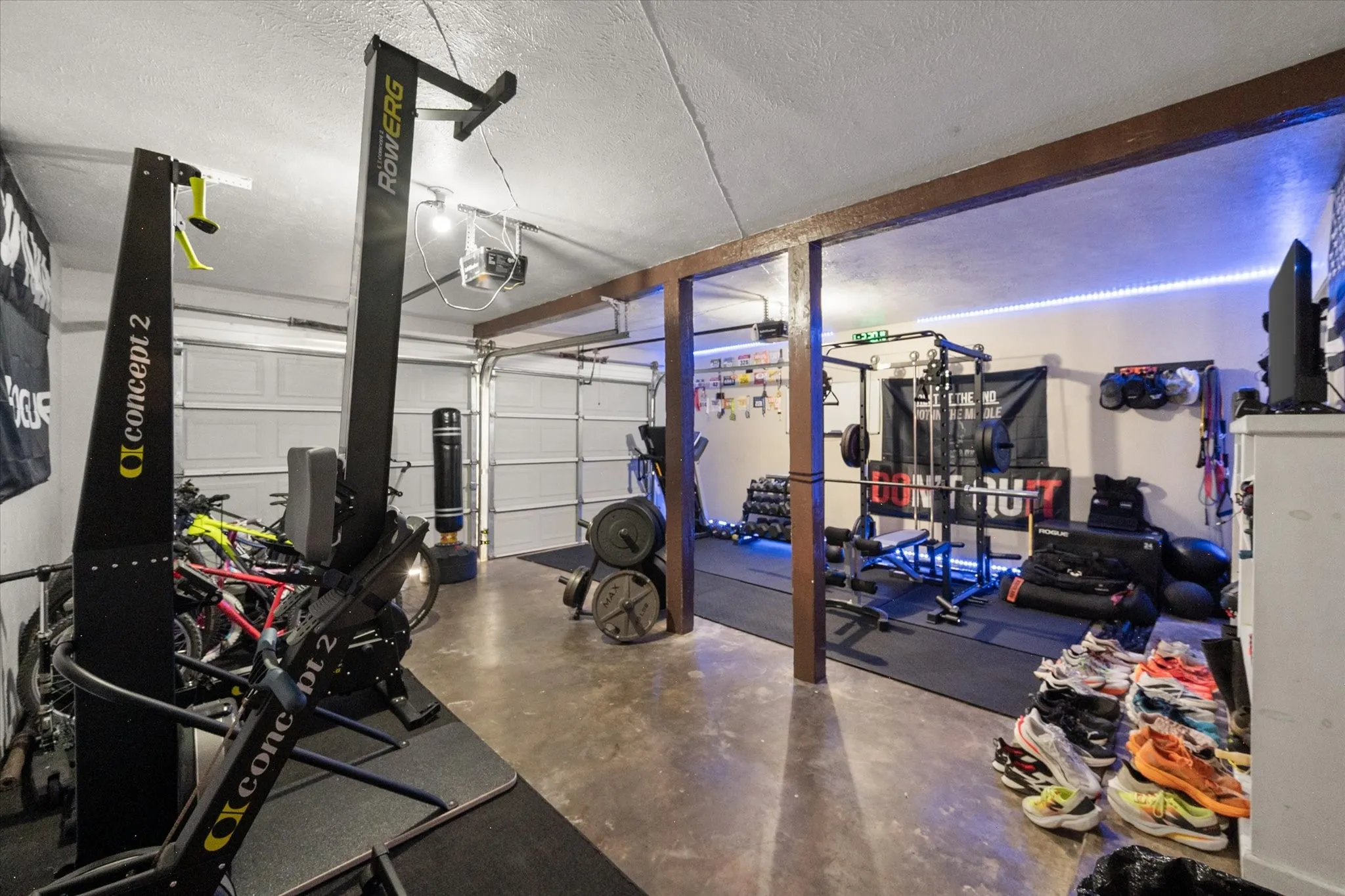 Single Family Residence For Sale in Navarro County , 3817 NW County Road 0010, Corsicana, Texas 75110, 4 Bedroom, 3 Bathroom, 2 Garage spaces, 1,943 Sqft, built in 1978, mls#21327324, Real Estate Agent in Corsicana, Homes For Sale in Navarro county, Homes For Sale in Corsicana, Realtor in Corsicana Texas, Real Estate Brokerage Independent Realty Texas, Luminita Cordes Realtor