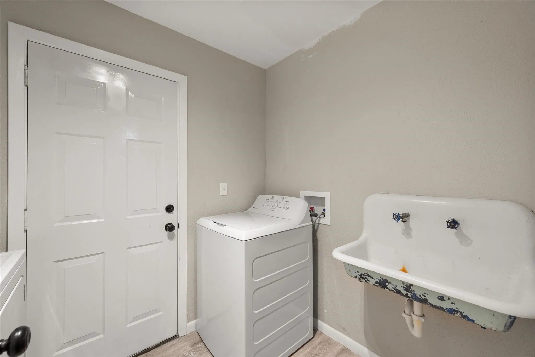 Single Family Residence For Sale in Navarro County , 3817 NW County Road 0010, Corsicana, Texas 75110, 4 Bedroom, 3 Bathroom, 2 Garage spaces, 1,943 Sqft, built in 1978, mls#21327324, Real Estate Agent in Corsicana, Homes For Sale in Navarro county, Homes For Sale in Corsicana, Realtor in Corsicana Texas, Real Estate Brokerage Independent Realty Texas, Luminita Cordes Realtor