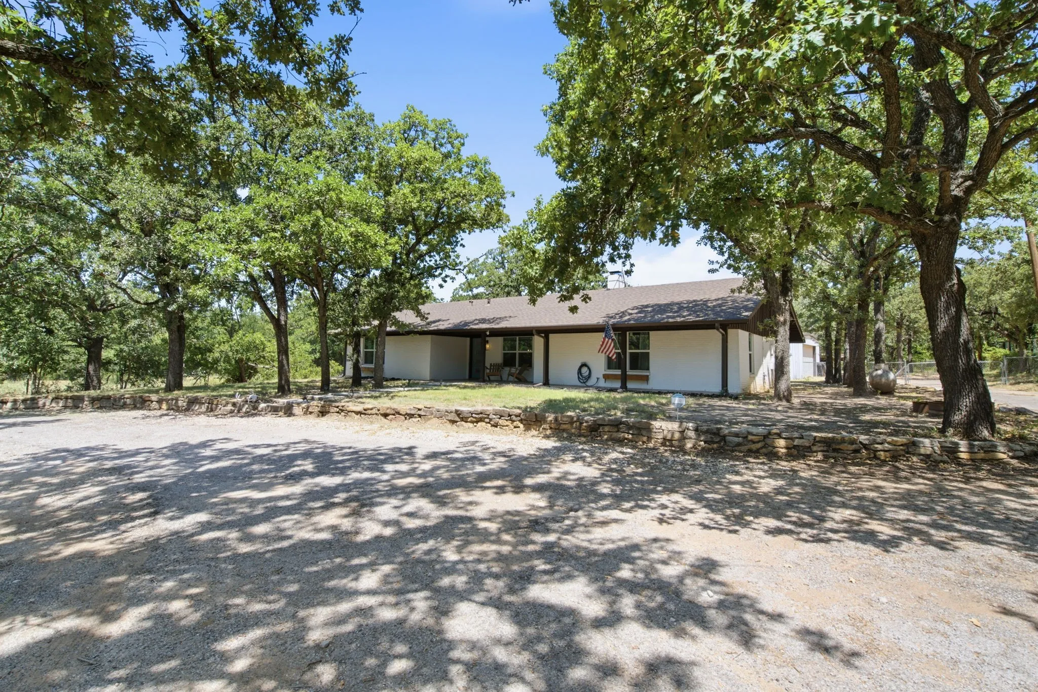 Single Family Residence For Sale in Parker County , 924 Fm 1708, Weatherford, Texas 76087, 4 Bedroom, 3 Bathroom, 2 Garage spaces, 2,128 Sqft, built in 1969, mls#21324926, Real Estate Agent in Weatherford, Homes For Sale in Parker county, Homes For Sale in Weatherford, Realtor in Weatherford Texas, Real Estate Brokerage Independent Realty Texas, Luminita Cordes Realtor