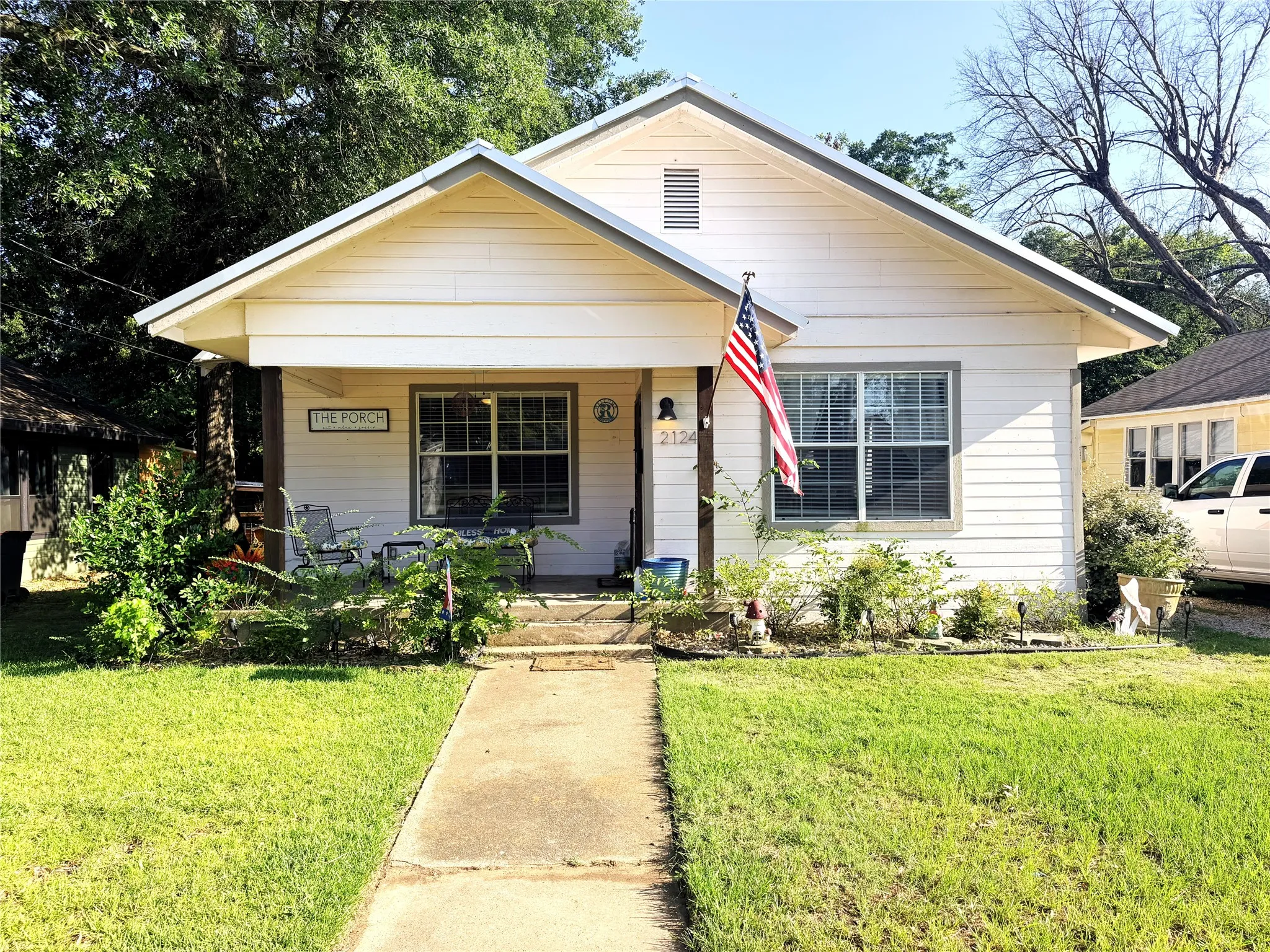 Single Family Residence For Sale in Lamar County , 2124 Culbertson Street, Paris, Texas 75460, 3 Bedroom, 2 Bathroom, Garage spaces, 1,652 Sqft, built in 1966, mls#21328782, Real Estate Agent in Paris, Homes For Sale in Lamar county, Homes For Sale in Paris, Realtor in Paris Texas, Real Estate Brokerage Independent Realty Texas, Luminita Cordes Realtor