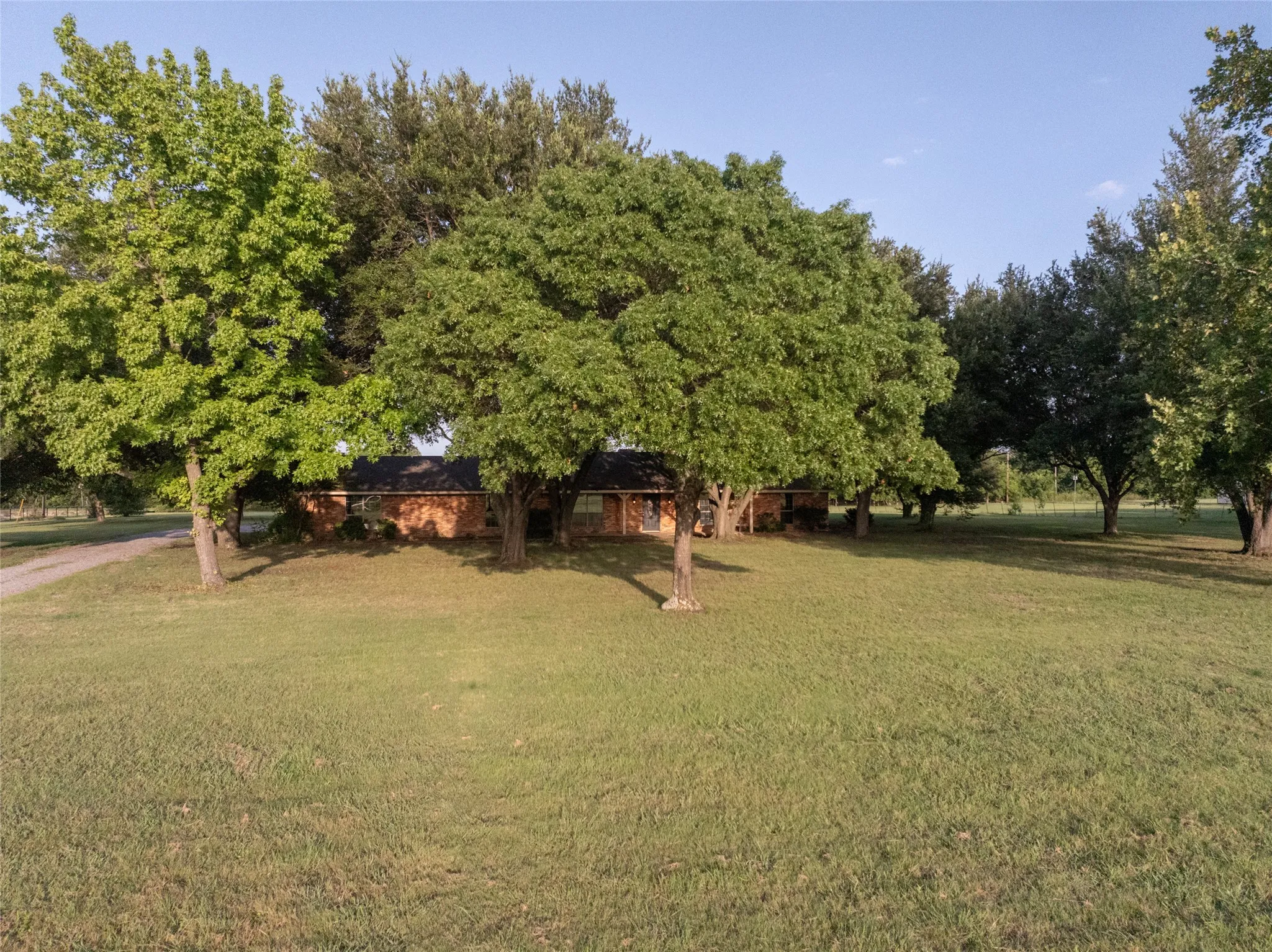 Single Family Residence For Sale in Collin County , 1850 Rock Ridge Road, Lucas, Texas 75002, 3 Bedroom, 2 Bathroom, Garage spaces, 2,142 Sqft, built in 1979, mls#21328248, Real Estate Agent in Lucas, Homes For Sale in Collin county, Homes For Sale in Lucas, Realtor in Lucas Texas, Real Estate Brokerage Independent Realty Texas, Luminita Cordes Realtor