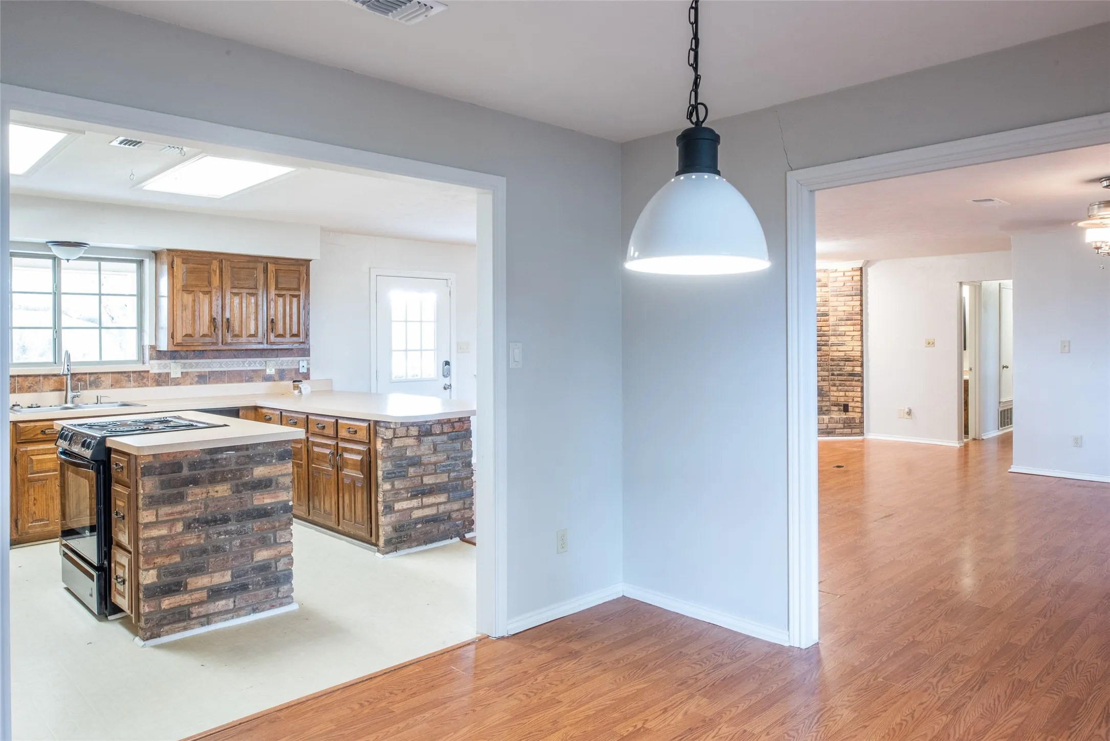 Single Family Residence For Sale in Collin County , 1850 Rock Ridge Road, Lucas, Texas 75002, 3 Bedroom, 2 Bathroom, Garage spaces, 2,142 Sqft, built in 1979, mls#21328248, Real Estate Agent in Lucas, Homes For Sale in Collin county, Homes For Sale in Lucas, Realtor in Lucas Texas, Real Estate Brokerage Independent Realty Texas, Luminita Cordes Realtor