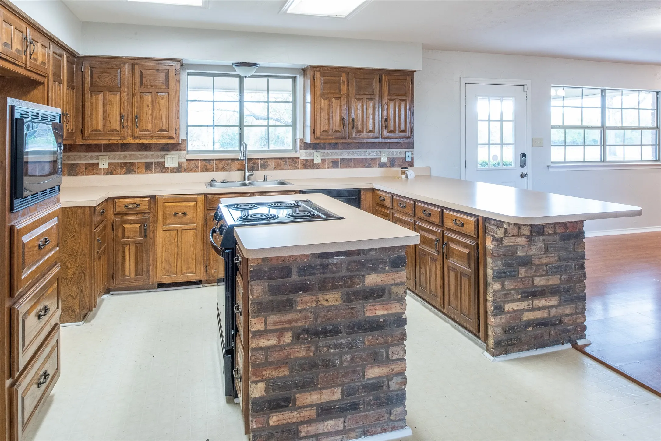Single Family Residence For Sale in Collin County , 1850 Rock Ridge Road, Lucas, Texas 75002, 3 Bedroom, 2 Bathroom, Garage spaces, 2,142 Sqft, built in 1979, mls#21328248, Real Estate Agent in Lucas, Homes For Sale in Collin county, Homes For Sale in Lucas, Realtor in Lucas Texas, Real Estate Brokerage Independent Realty Texas, Luminita Cordes Realtor