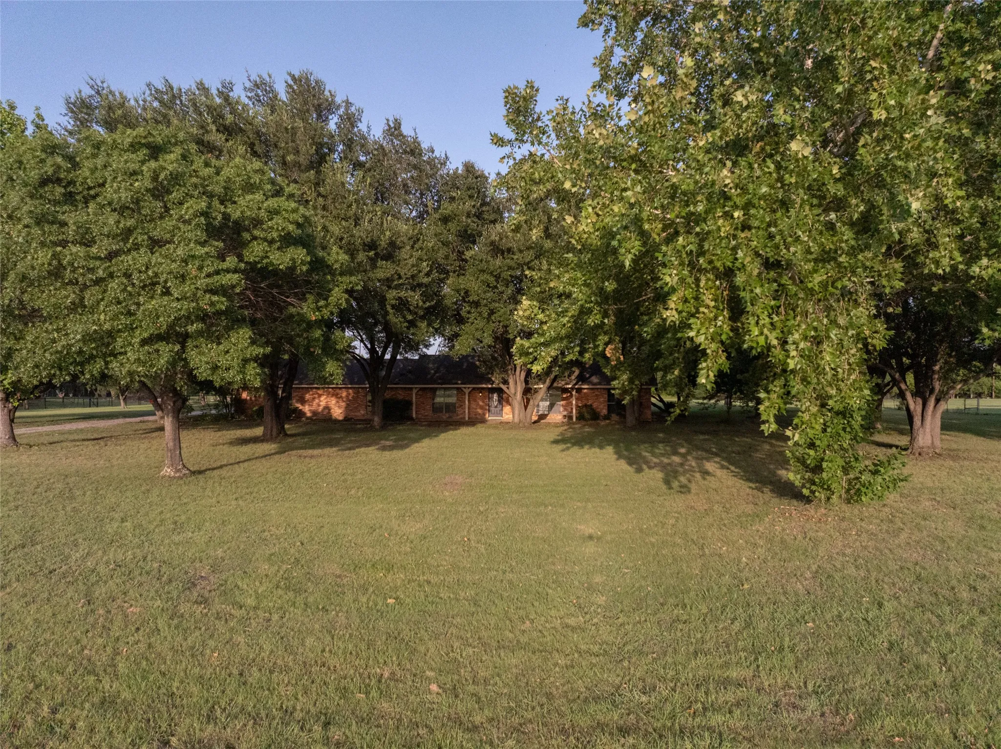 Single Family Residence For Sale in Collin County , 1850 Rock Ridge Road, Lucas, Texas 75002, 3 Bedroom, 2 Bathroom, Garage spaces, 2,142 Sqft, built in 1979, mls#21328248, Real Estate Agent in Lucas, Homes For Sale in Collin county, Homes For Sale in Lucas, Realtor in Lucas Texas, Real Estate Brokerage Independent Realty Texas, Luminita Cordes Realtor