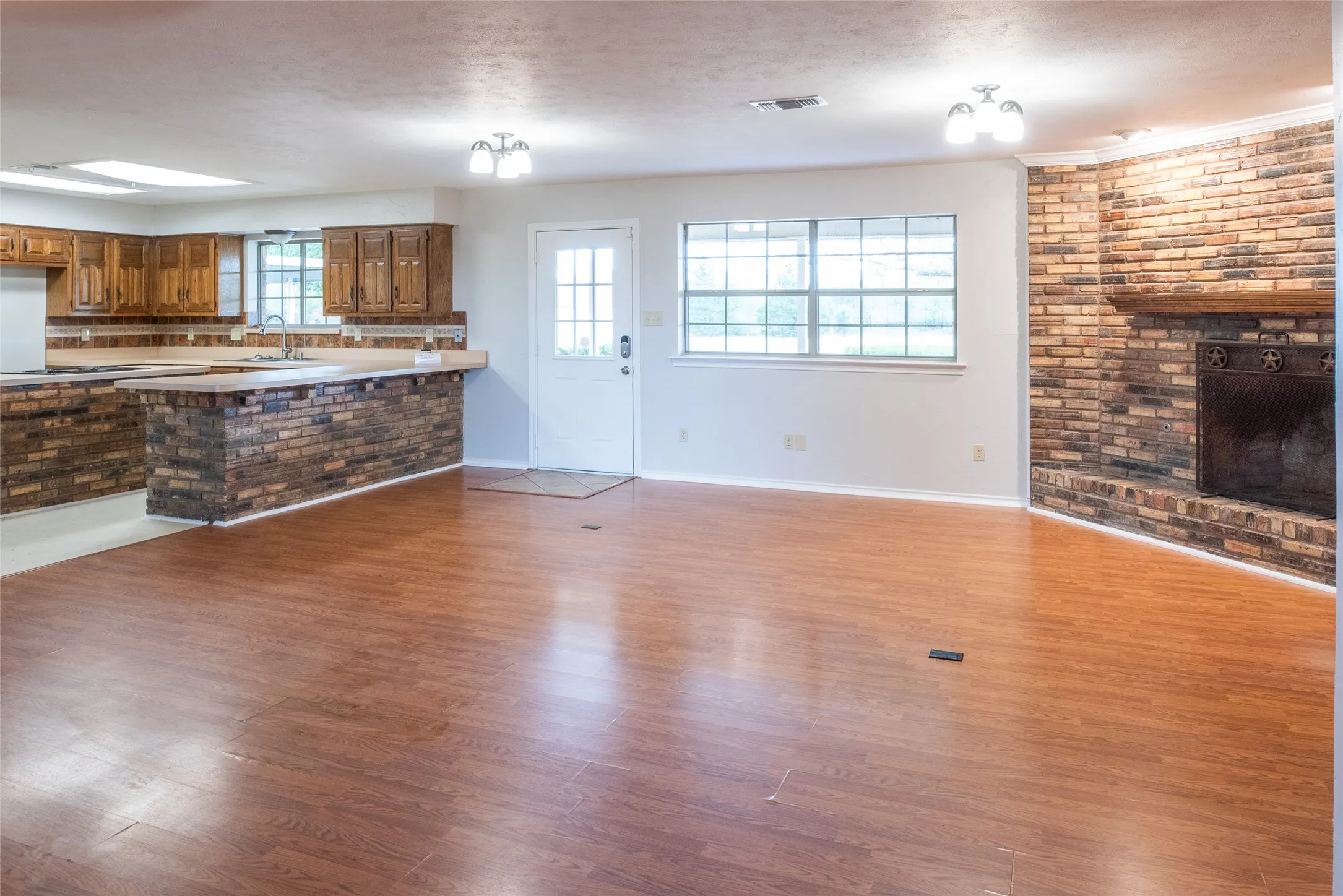 Single Family Residence For Sale in Collin County , 1850 Rock Ridge Road, Lucas, Texas 75002, 3 Bedroom, 2 Bathroom, Garage spaces, 2,142 Sqft, built in 1979, mls#21328248, Real Estate Agent in Lucas, Homes For Sale in Collin county, Homes For Sale in Lucas, Realtor in Lucas Texas, Real Estate Brokerage Independent Realty Texas, Luminita Cordes Realtor