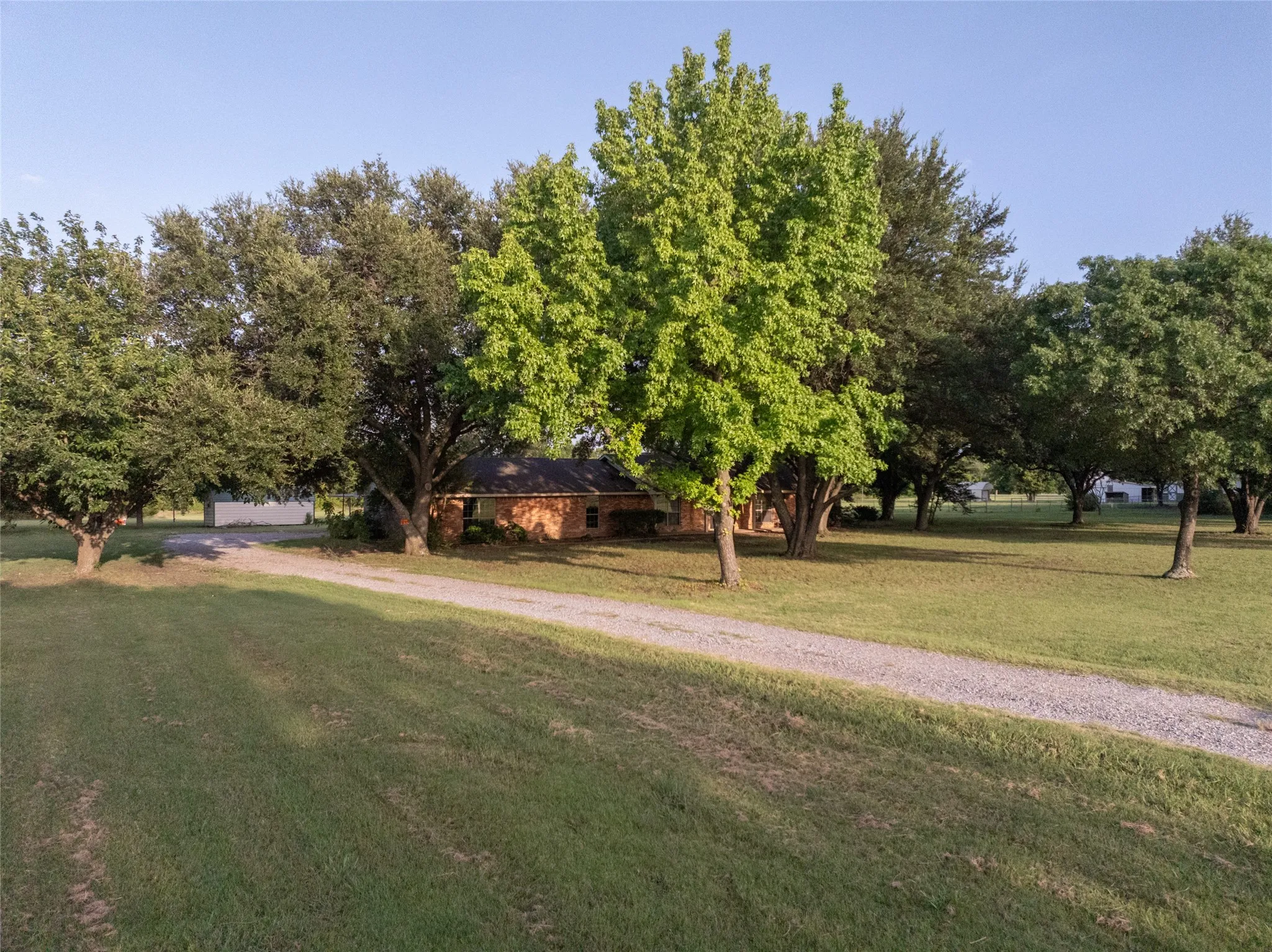 Single Family Residence For Sale in Collin County , 1850 Rock Ridge Road, Lucas, Texas 75002, 3 Bedroom, 2 Bathroom, Garage spaces, 2,142 Sqft, built in 1979, mls#21328248, Real Estate Agent in Lucas, Homes For Sale in Collin county, Homes For Sale in Lucas, Realtor in Lucas Texas, Real Estate Brokerage Independent Realty Texas, Luminita Cordes Realtor