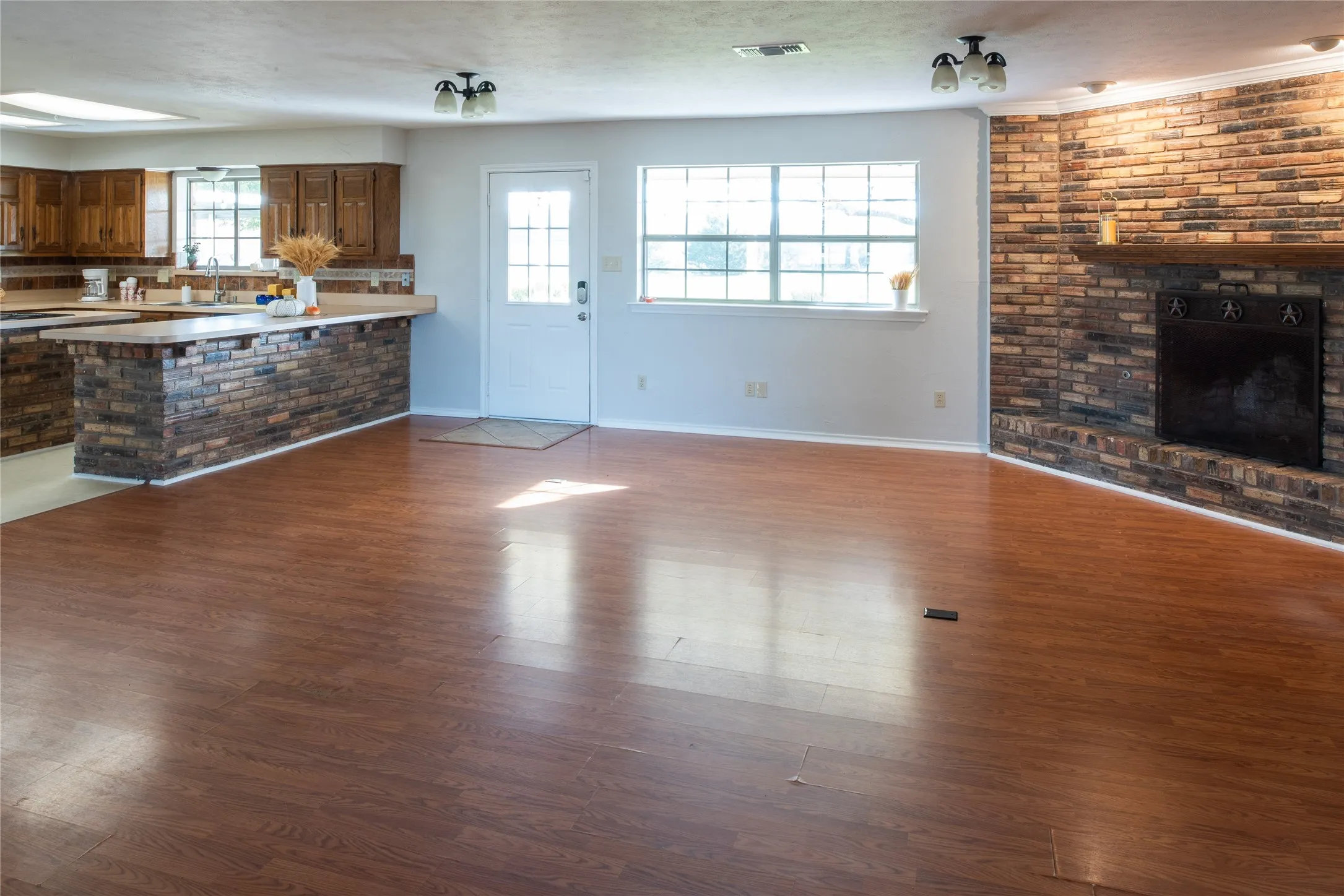Single Family Residence For Sale in Collin County , 1850 Rock Ridge Road, Lucas, Texas 75002, 3 Bedroom, 2 Bathroom, Garage spaces, 2,142 Sqft, built in 1979, mls#21328248, Real Estate Agent in Lucas, Homes For Sale in Collin county, Homes For Sale in Lucas, Realtor in Lucas Texas, Real Estate Brokerage Independent Realty Texas, Luminita Cordes Realtor