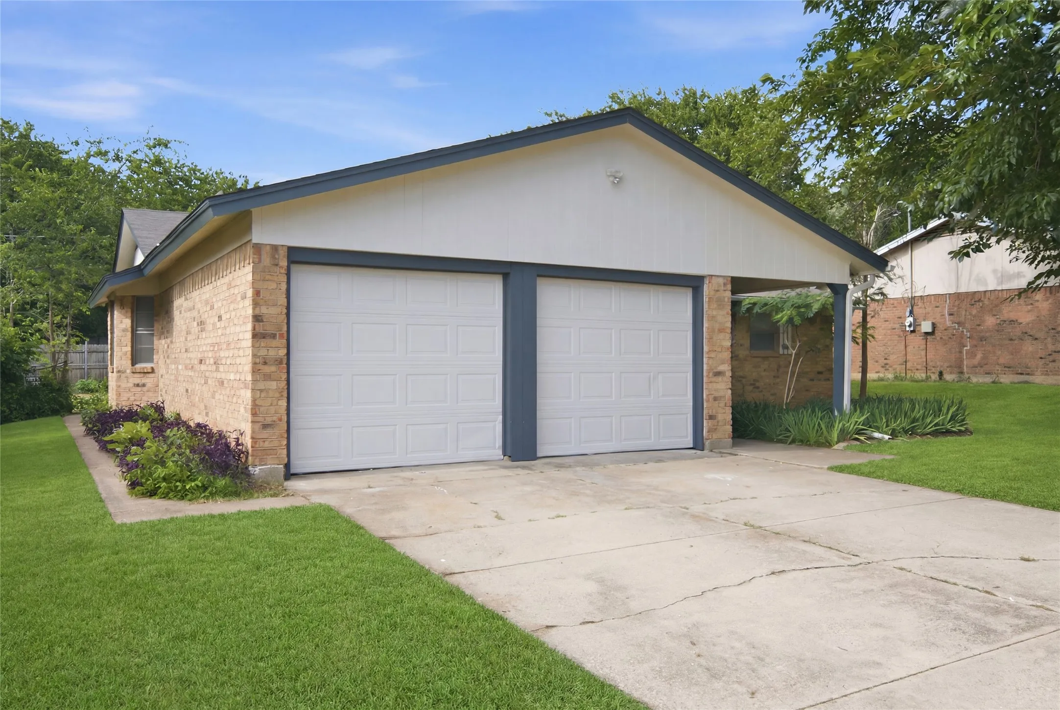 Single Family Residence For Rent in Tarrant County , 6017 Blueridge Drive, Watauga, Texas 76148, 3 Bedroom, 2 Bathroom, 2 Garage spaces, 1,240 Sqft, built in 1972, mls#21309311, Real Estate Agent in Watauga, Homes For Rent in Tarrant county, Homes For Rent in Watauga, Realtor in Watauga Texas, Real Estate Brokerage Independent Realty Texas, Luminita Cordes Realtor