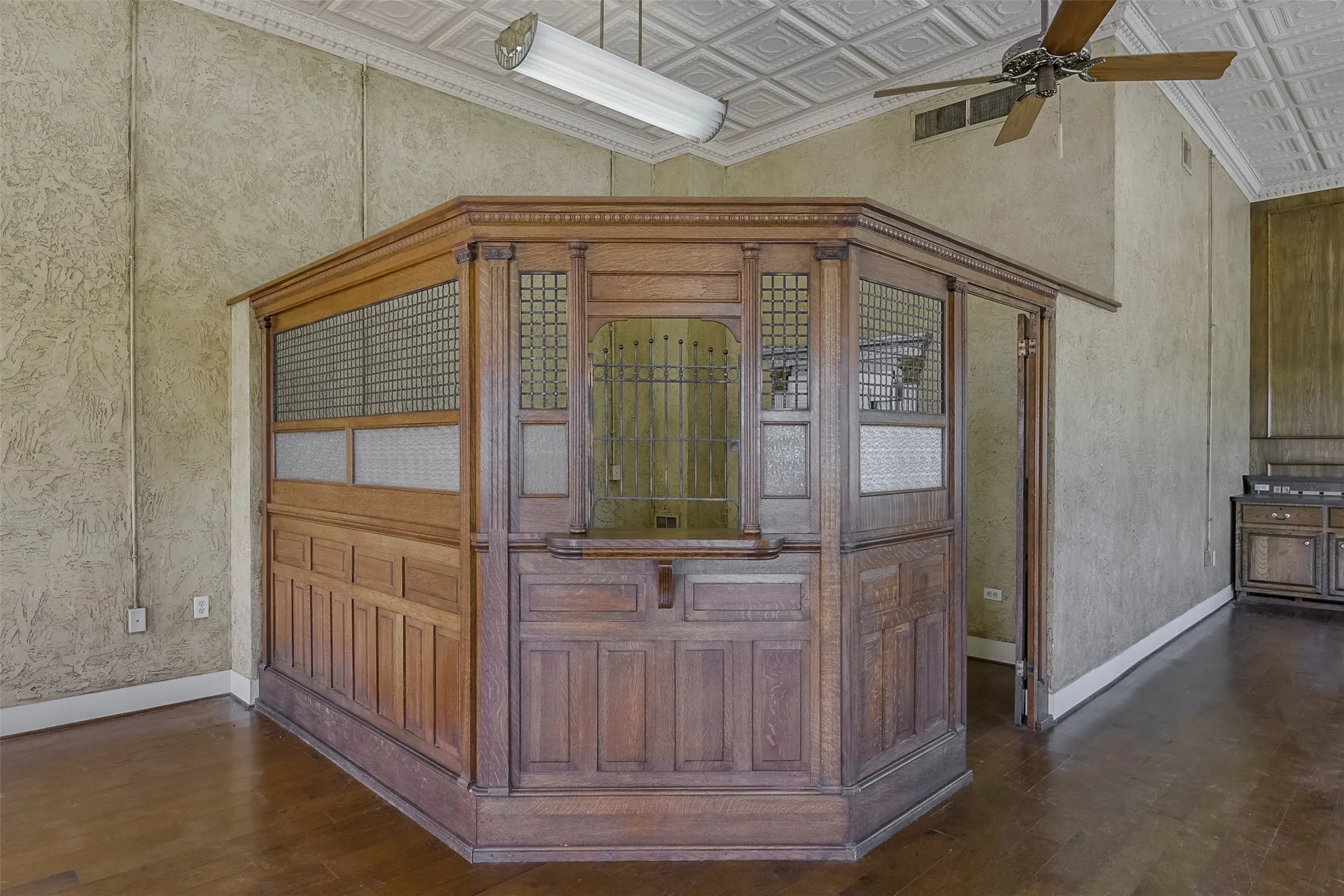 Office For Sale in Ellis County , 118 N Main Street, Palmer, Texas 75152, 0, 0, Garage spaces, 0 Sqft, built in 1900, mls#21328459, Real Estate Agent in Palmer, Homes For Sale in Ellis county, Homes For Sale in Palmer, Realtor in Palmer Texas, Real Estate Brokerage Independent Realty Texas, Luminita Cordes Realtor