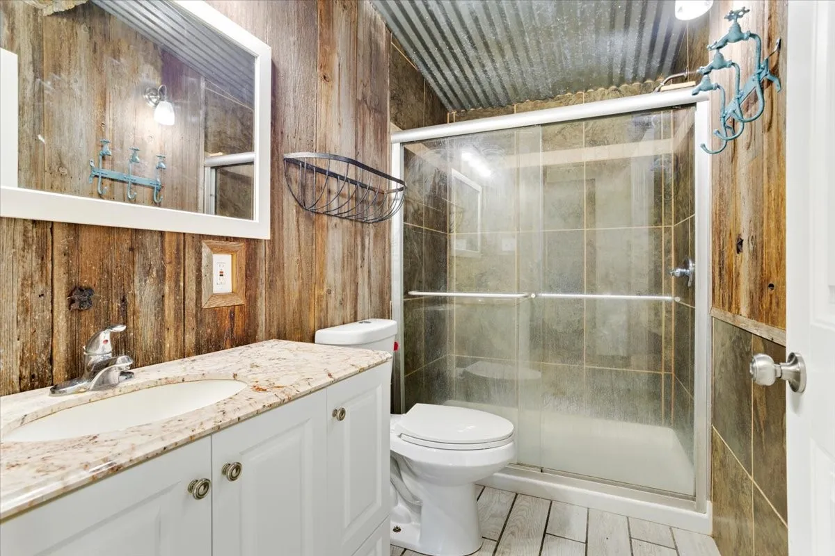 Hall bathroom with shower/bath