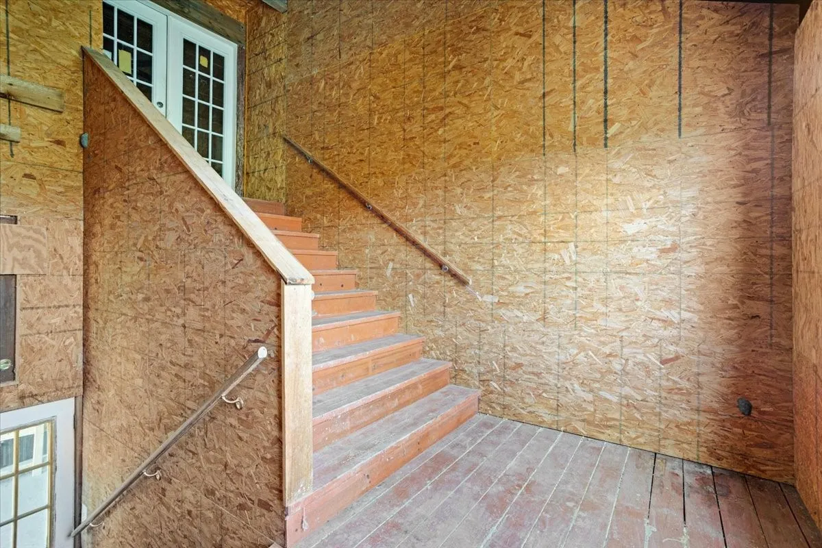 Enclosed stair leading to 2nd floor, 942 SF living quarters