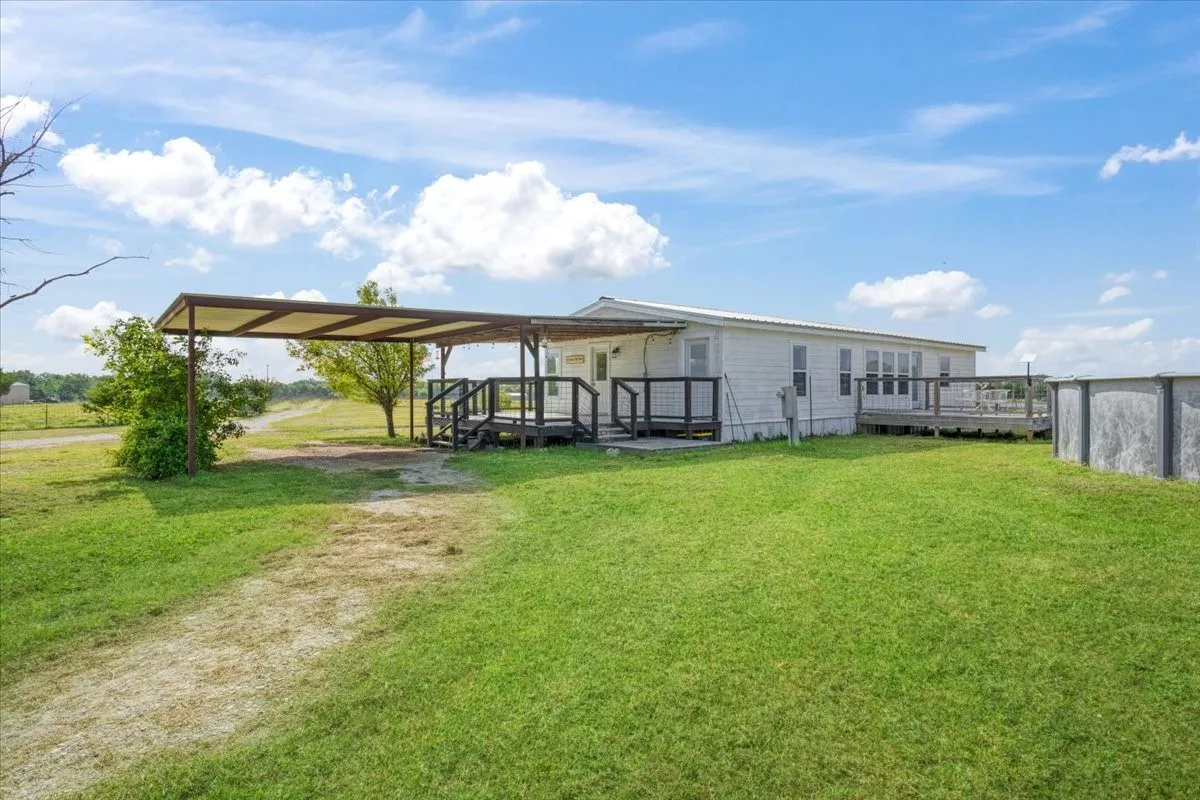 Carport (20'x20') and covered side porch leading into the utility room and kitchen