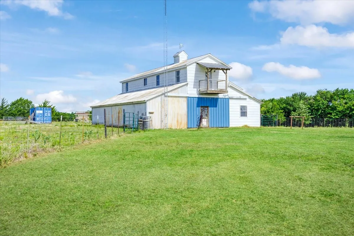 60' x 44' Barn with 2 Bedroom/1 Bath Living Quarters