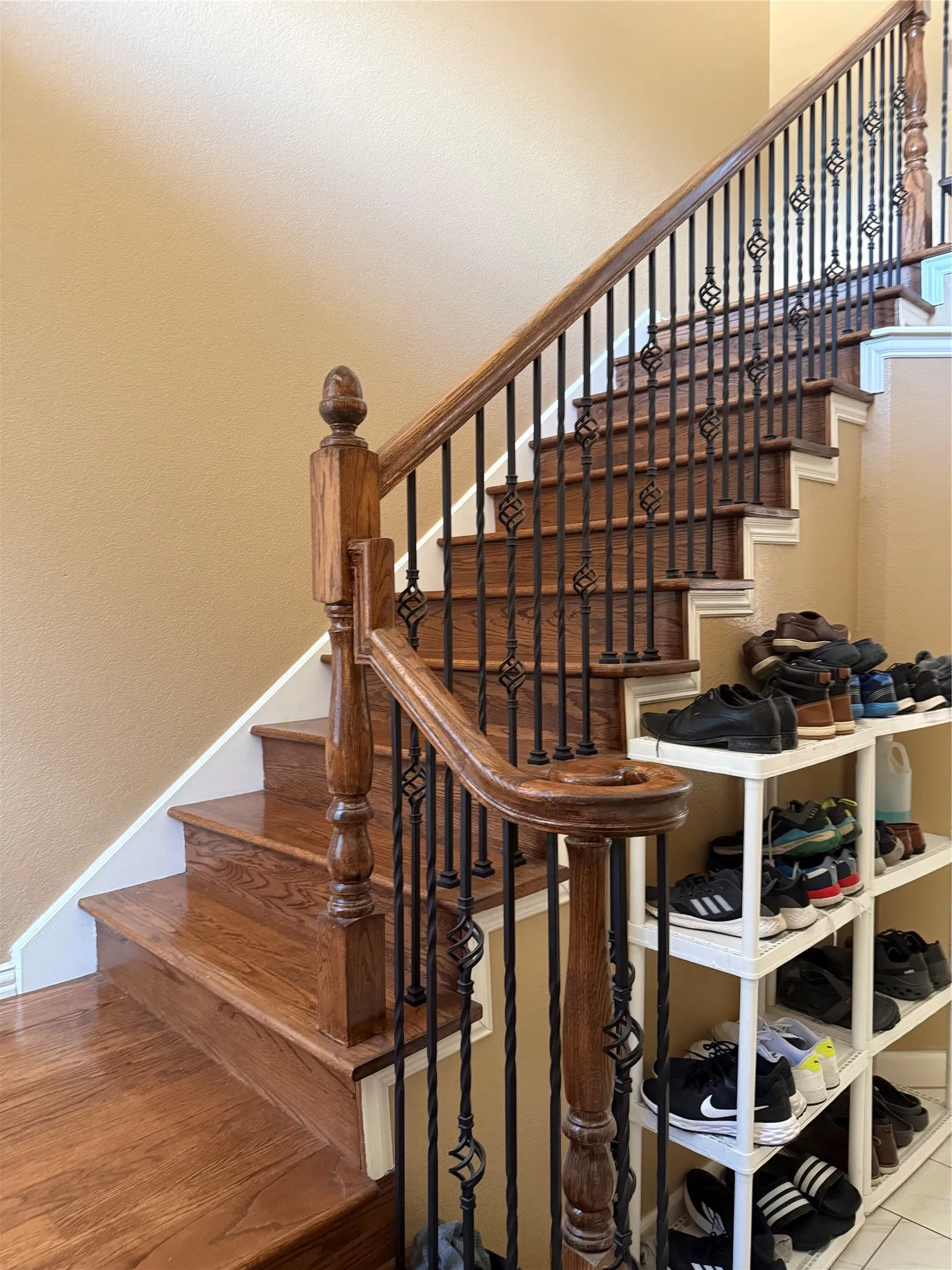 Single Family Residence For Rent in Dallas County , 556 Silver Maple Drive, Irving, Texas 75063, 4 Bedroom, 3 Bathroom, 2 Garage spaces, 2,266 Sqft, built in 2000, mls#21328832, Real Estate Agent in Irving, Homes For Rent in Dallas county, Homes For Rent in Irving, Realtor in Irving Texas, Real Estate Brokerage Independent Realty Texas, Luminita Cordes Realtor