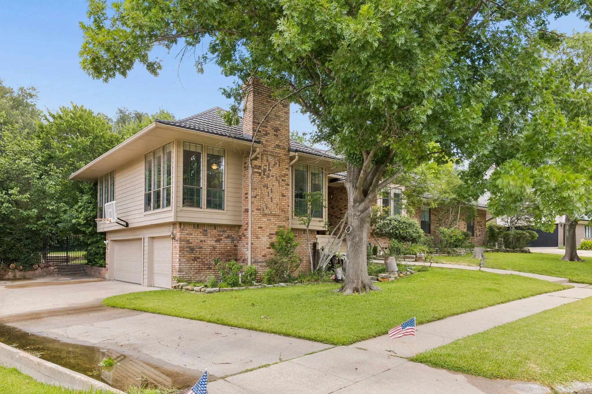 Single Family Residence For Sale in Dallas County , 205 Balboa Street, Irving, Texas 75062, 4 Bedroom, 4 Bathroom, 3 Garage spaces, 2,997 Sqft, built in 1981, mls#21328790, Real Estate Agent in Irving, Homes For Sale in Dallas county, Homes For Sale in Irving, Realtor in Irving Texas, Real Estate Brokerage Independent Realty Texas, Luminita Cordes Realtor