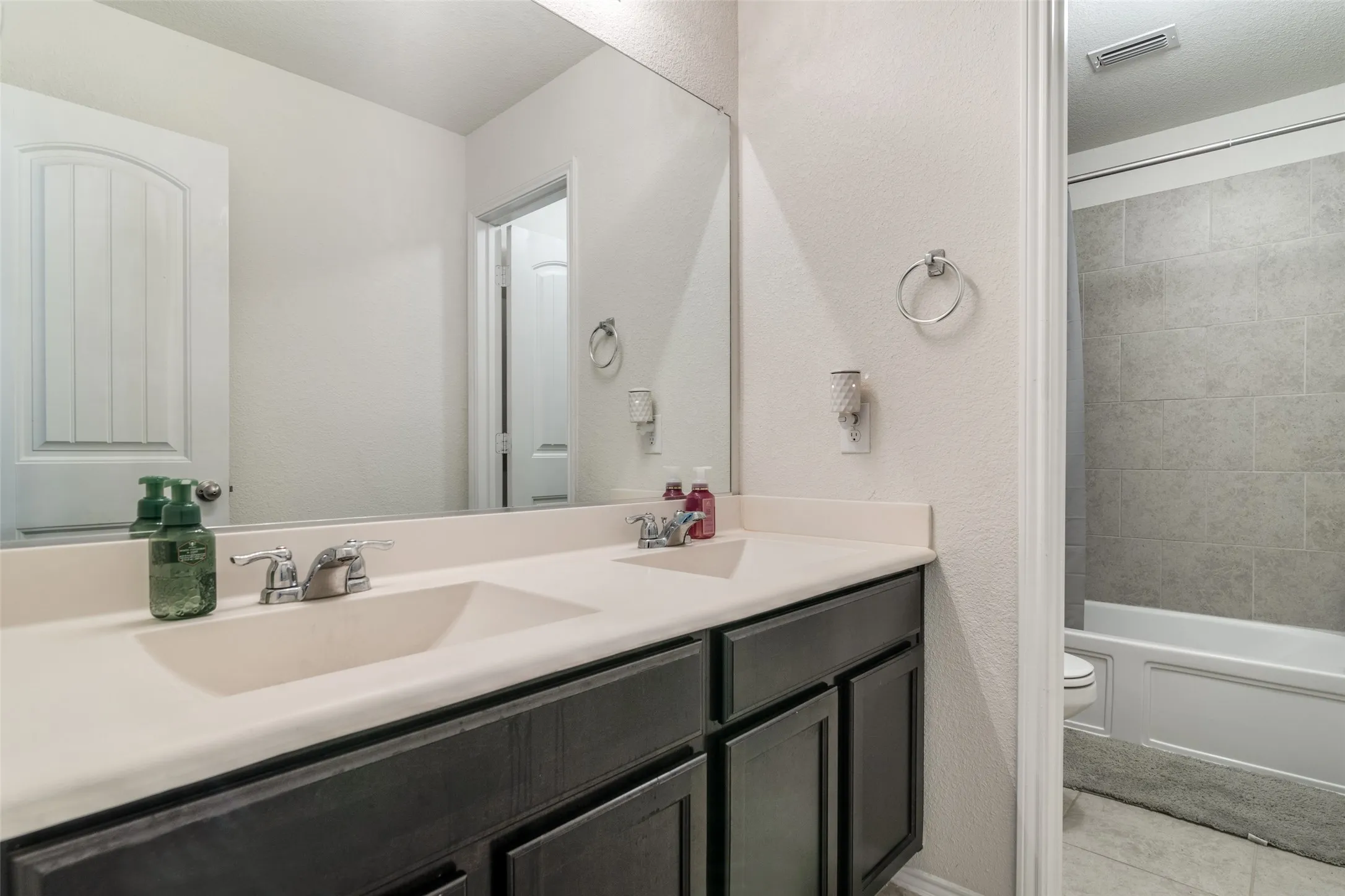 Single Family Residence For Sale in Kaufman County , 1965 Travertine Avenue, Forney, Texas 75126, 4 Bedroom, 3 Bathroom, 2 Garage spaces, 2,576 Sqft, built in 2018, mls#21328853, Real Estate Agent in Forney, Homes For Sale in Kaufman county, Homes For Sale in Forney, Realtor in Forney Texas, Real Estate Brokerage Independent Realty Texas, Luminita Cordes Realtor