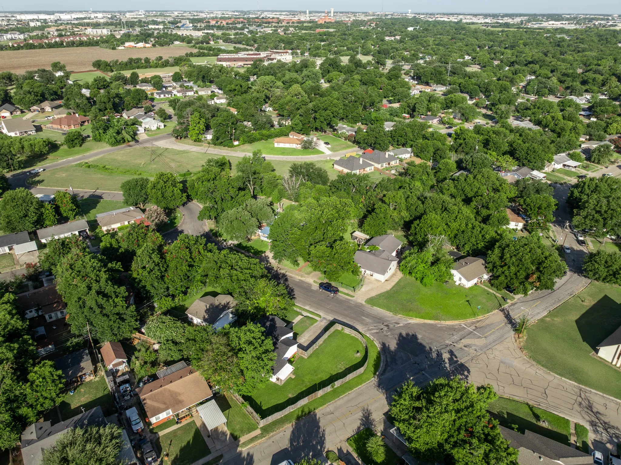Single Family Residence For Sale in Mc Lennan County , 3804 Belmont Drive, Waco, Texas 76711, 2 Bedroom, 1 Bathroom, Garage spaces, 1,424 Sqft, built in 1954, mls#21327770, Real Estate Agent in Waco, Homes For Sale in Mc Lennan county, Homes For Sale in Waco, Realtor in Waco Texas, Real Estate Brokerage Independent Realty Texas, Luminita Cordes Realtor