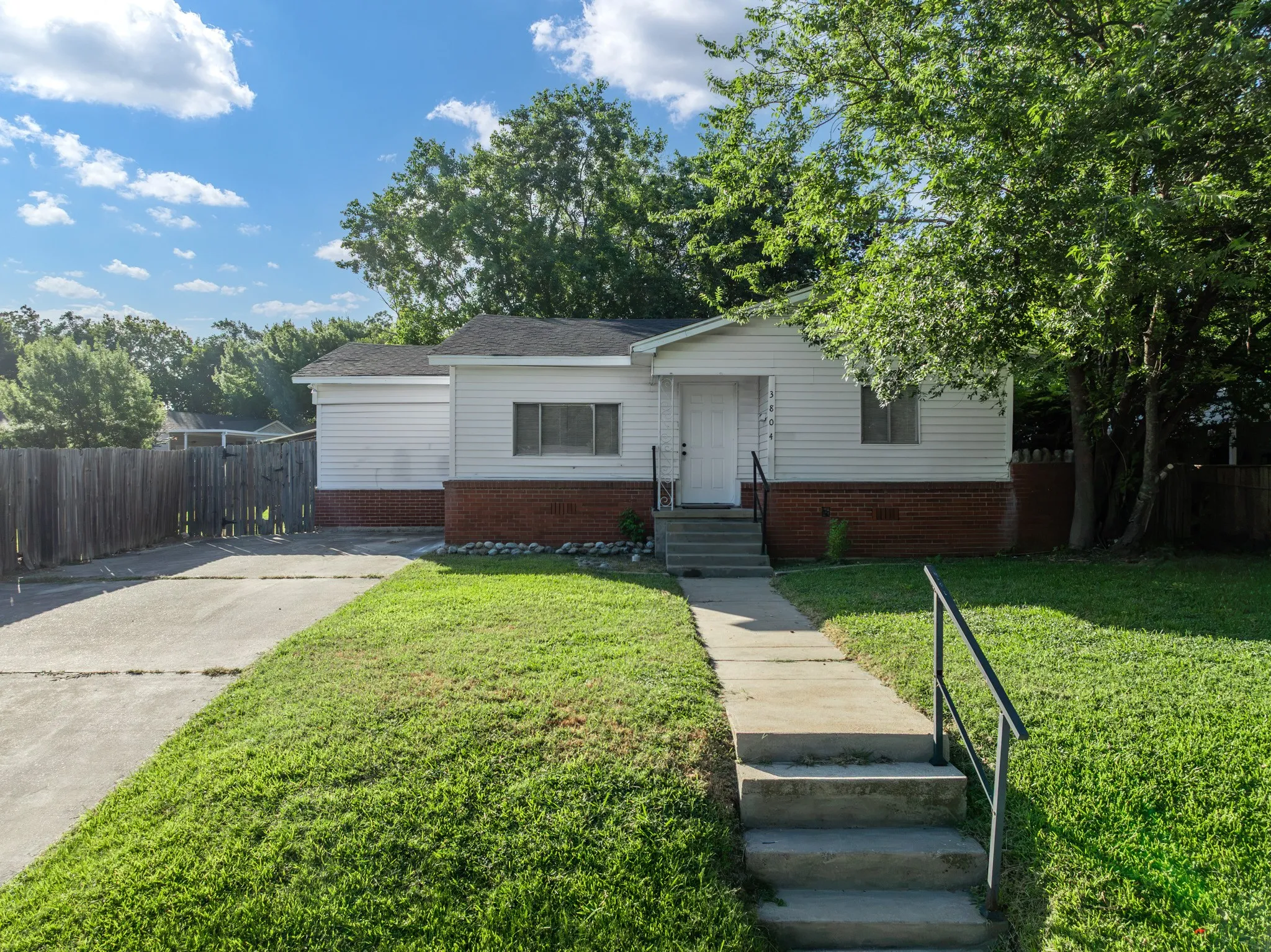 Single Family Residence For Sale in Mc Lennan County , 3804 Belmont Drive, Waco, Texas 76711, 2 Bedroom, 1 Bathroom, Garage spaces, 1,424 Sqft, built in 1954, mls#21327770, Real Estate Agent in Waco, Homes For Sale in Mc Lennan county, Homes For Sale in Waco, Realtor in Waco Texas, Real Estate Brokerage Independent Realty Texas, Luminita Cordes Realtor
