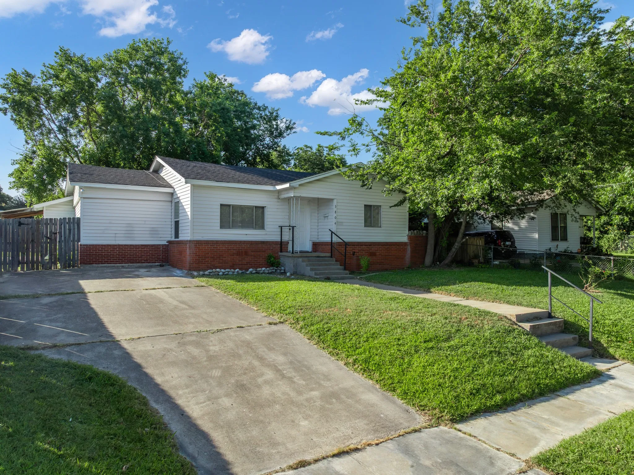 Single Family Residence For Sale in Mc Lennan County , 3804 Belmont Drive, Waco, Texas 76711, 2 Bedroom, 1 Bathroom, Garage spaces, 1,424 Sqft, built in 1954, mls#21327770, Real Estate Agent in Waco, Homes For Sale in Mc Lennan county, Homes For Sale in Waco, Realtor in Waco Texas, Real Estate Brokerage Independent Realty Texas, Luminita Cordes Realtor