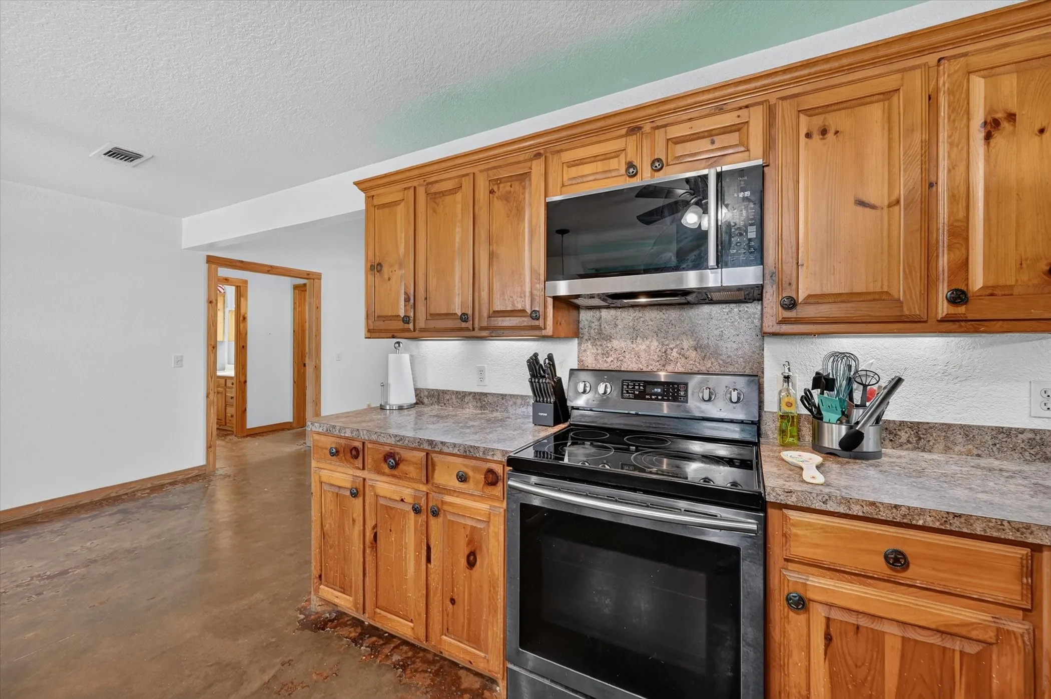 Single Family Residence For Sale in Ellis County , 901 Marion Road, Venus, Texas 76084, 3 Bedroom, 2 Bathroom, Garage spaces, 1,880 Sqft, built in 2004, mls#21313253, Real Estate Agent in Venus, Homes For Sale in Ellis county, Homes For Sale in Venus, Realtor in Venus Texas, Real Estate Brokerage Independent Realty Texas, Luminita Cordes Realtor