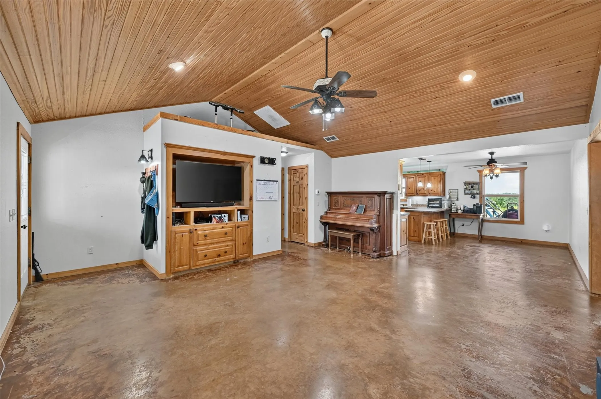Single Family Residence For Sale in Ellis County , 901 Marion Road, Venus, Texas 76084, 3 Bedroom, 2 Bathroom, Garage spaces, 1,880 Sqft, built in 2004, mls#21313253, Real Estate Agent in Venus, Homes For Sale in Ellis county, Homes For Sale in Venus, Realtor in Venus Texas, Real Estate Brokerage Independent Realty Texas, Luminita Cordes Realtor
