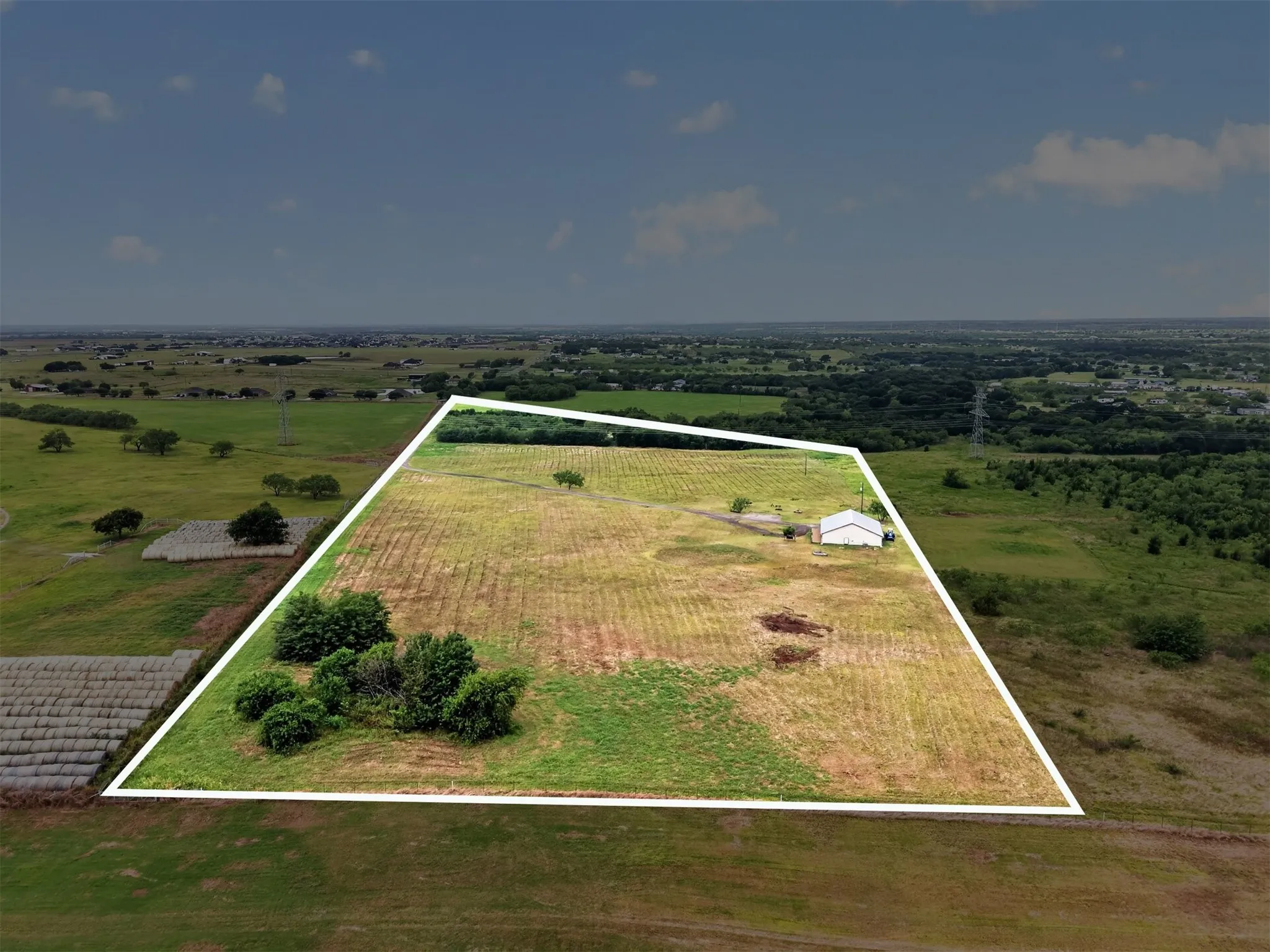 Single Family Residence For Sale in Ellis County , 901 Marion Road, Venus, Texas 76084, 3 Bedroom, 2 Bathroom, Garage spaces, 1,880 Sqft, built in 2004, mls#21313253, Real Estate Agent in Venus, Homes For Sale in Ellis county, Homes For Sale in Venus, Realtor in Venus Texas, Real Estate Brokerage Independent Realty Texas, Luminita Cordes Realtor