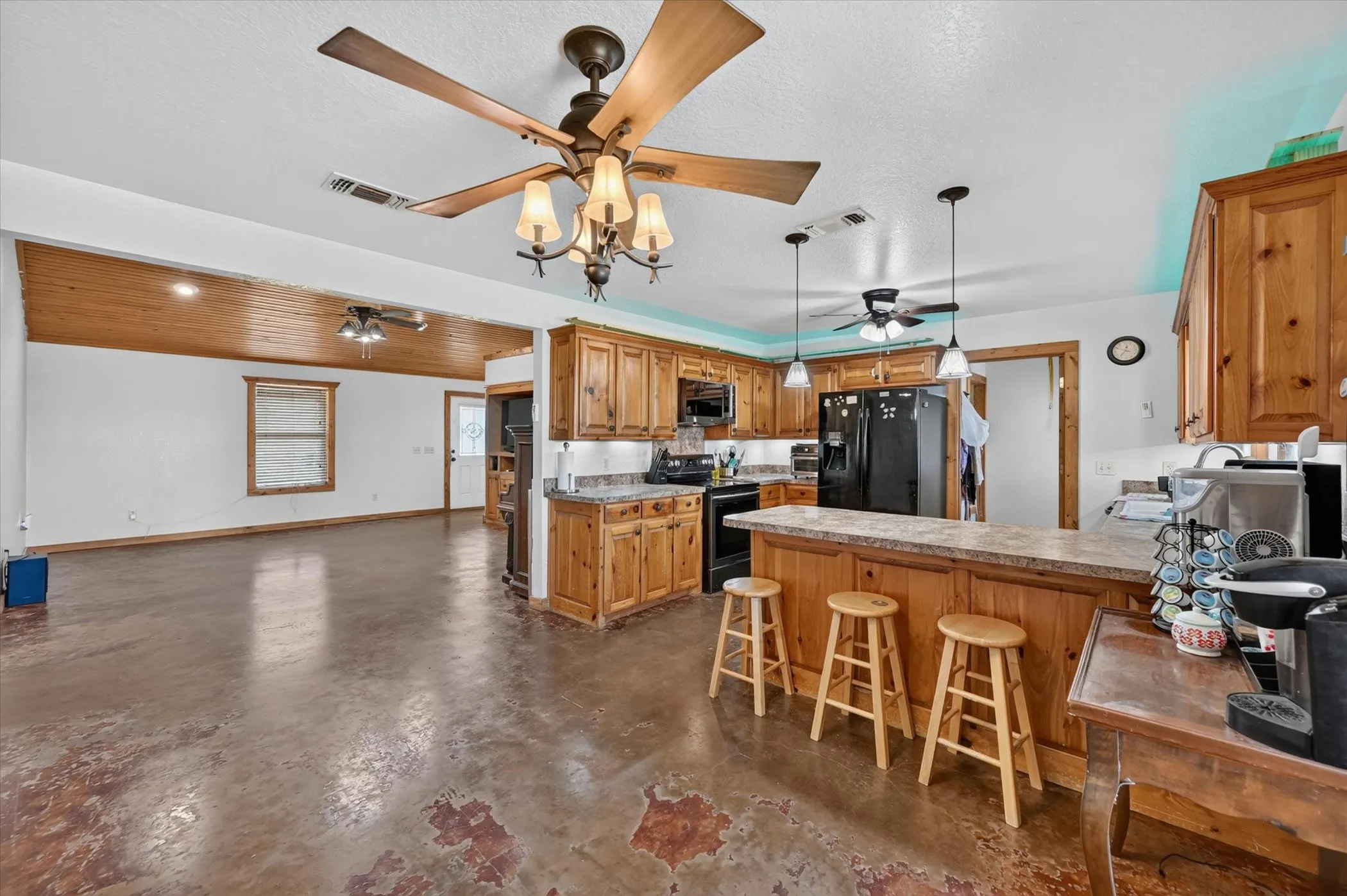 Single Family Residence For Sale in Ellis County , 901 Marion Road, Venus, Texas 76084, 3 Bedroom, 2 Bathroom, Garage spaces, 1,880 Sqft, built in 2004, mls#21313253, Real Estate Agent in Venus, Homes For Sale in Ellis county, Homes For Sale in Venus, Realtor in Venus Texas, Real Estate Brokerage Independent Realty Texas, Luminita Cordes Realtor