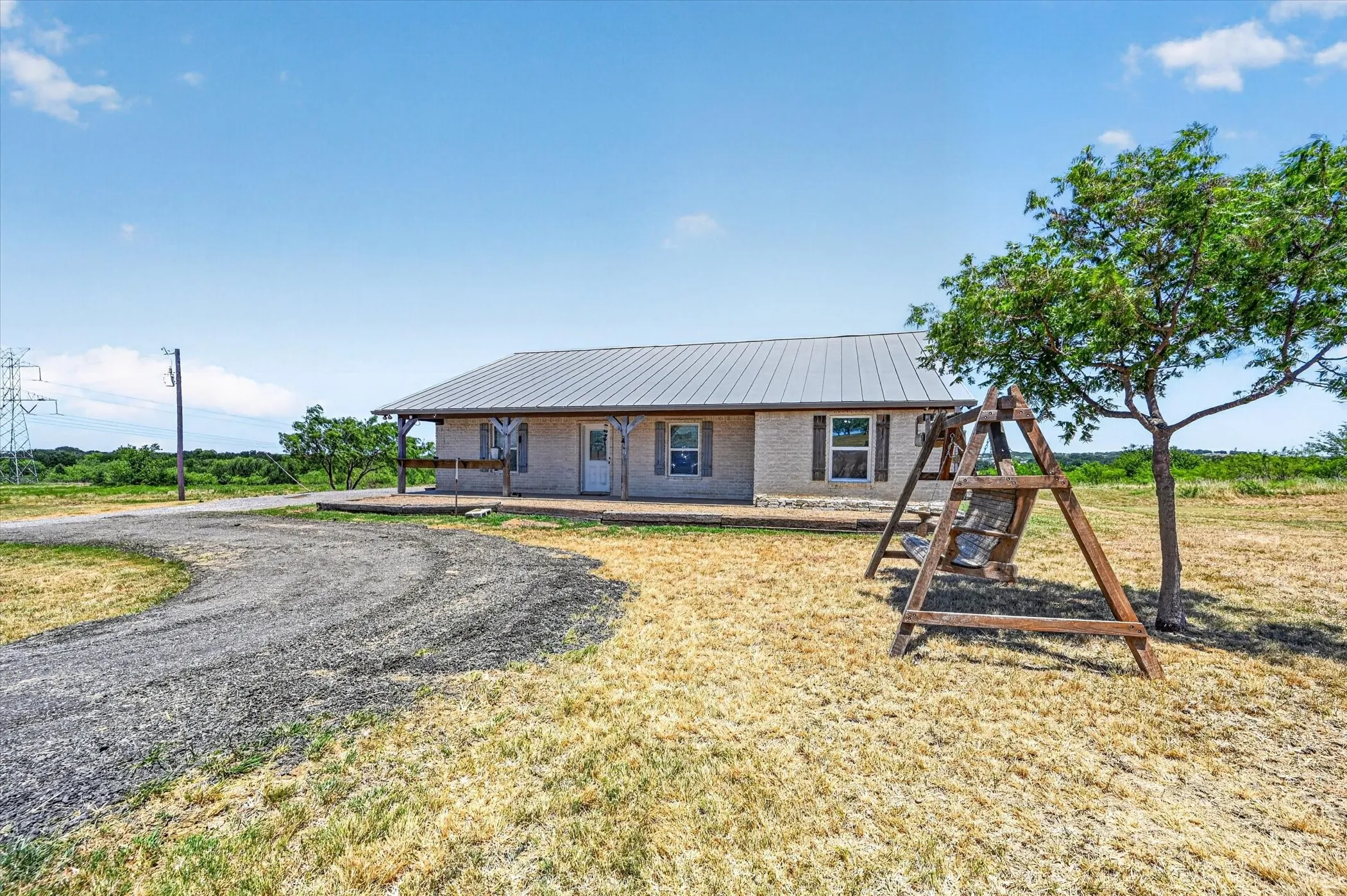 Single Family Residence For Sale in Ellis County , 901 Marion Road, Venus, Texas 76084, 3 Bedroom, 2 Bathroom, Garage spaces, 1,880 Sqft, built in 2004, mls#21313253, Real Estate Agent in Venus, Homes For Sale in Ellis county, Homes For Sale in Venus, Realtor in Venus Texas, Real Estate Brokerage Independent Realty Texas, Luminita Cordes Realtor