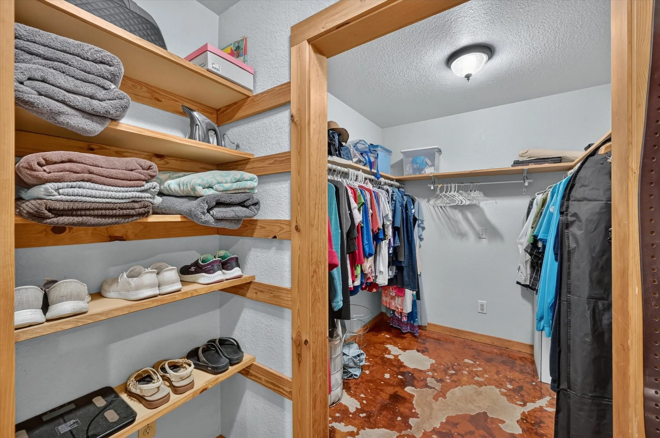 Single Family Residence For Sale in Ellis County , 901 Marion Road, Venus, Texas 76084, 3 Bedroom, 2 Bathroom, Garage spaces, 1,880 Sqft, built in 2004, mls#21313253, Real Estate Agent in Venus, Homes For Sale in Ellis county, Homes For Sale in Venus, Realtor in Venus Texas, Real Estate Brokerage Independent Realty Texas, Luminita Cordes Realtor